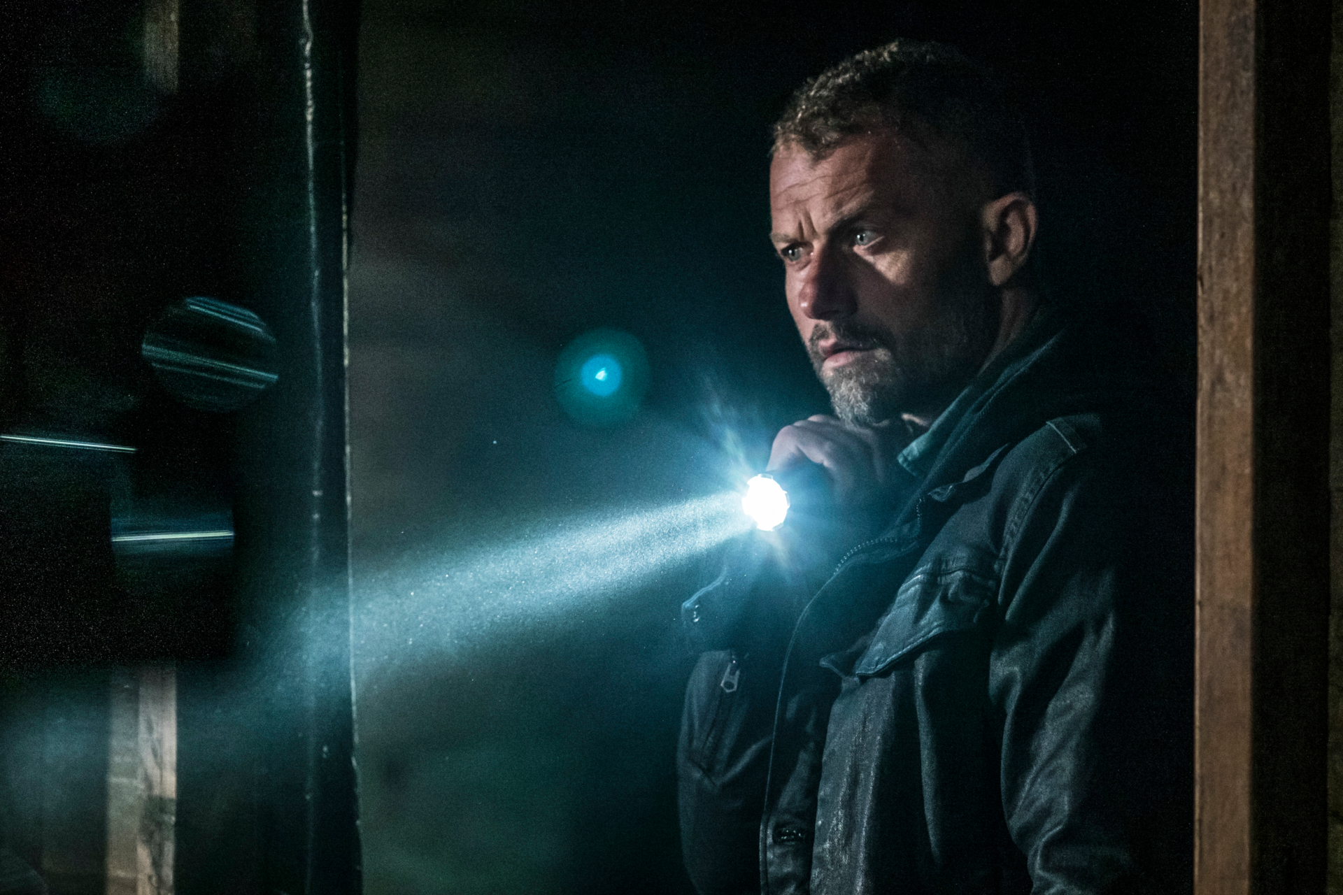 James Badge Dale holding a flashlight in The Empty Man HD Wallpaper