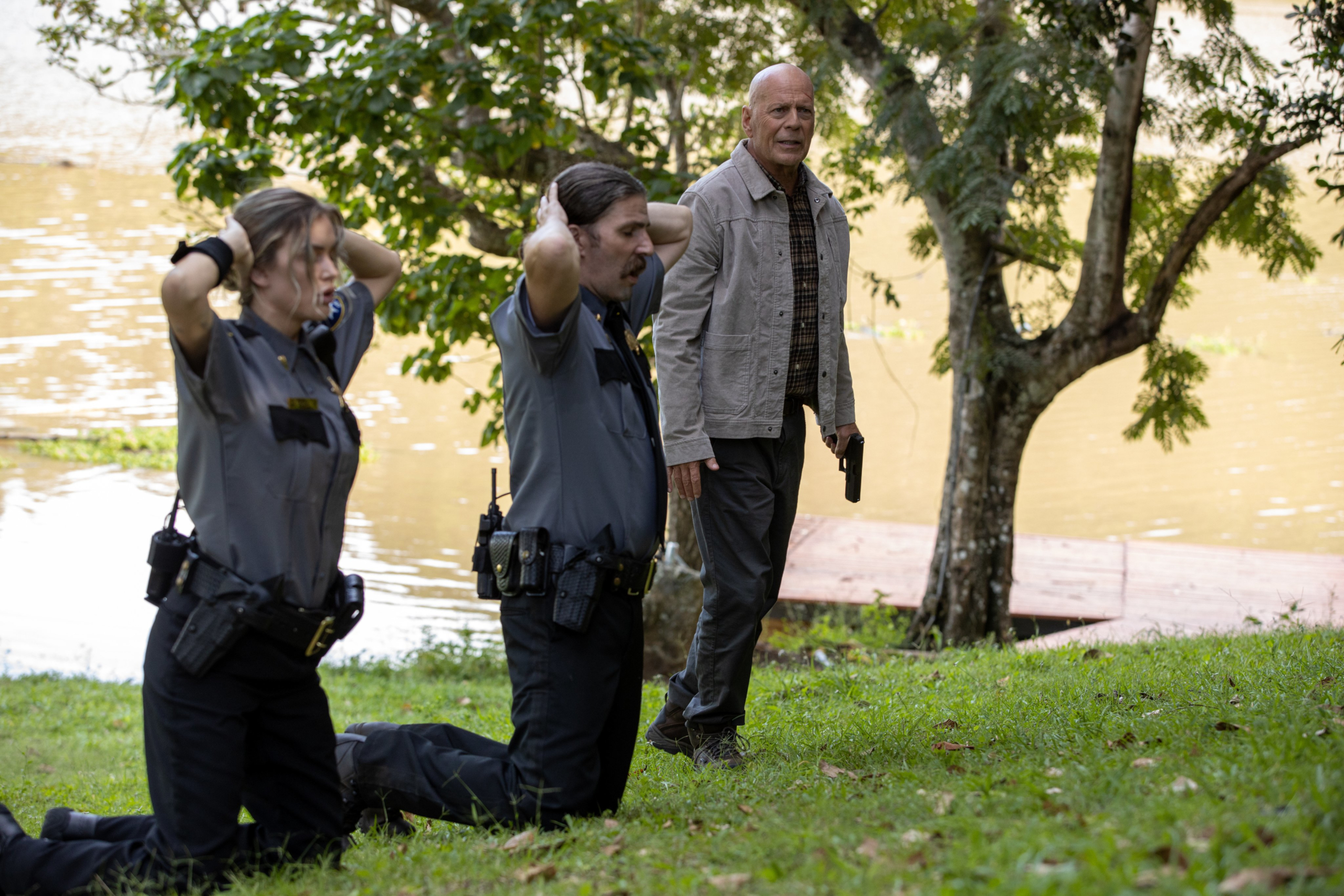 Bruce Willis holds police at gunpoint in Out Of Death HD Wallpaper