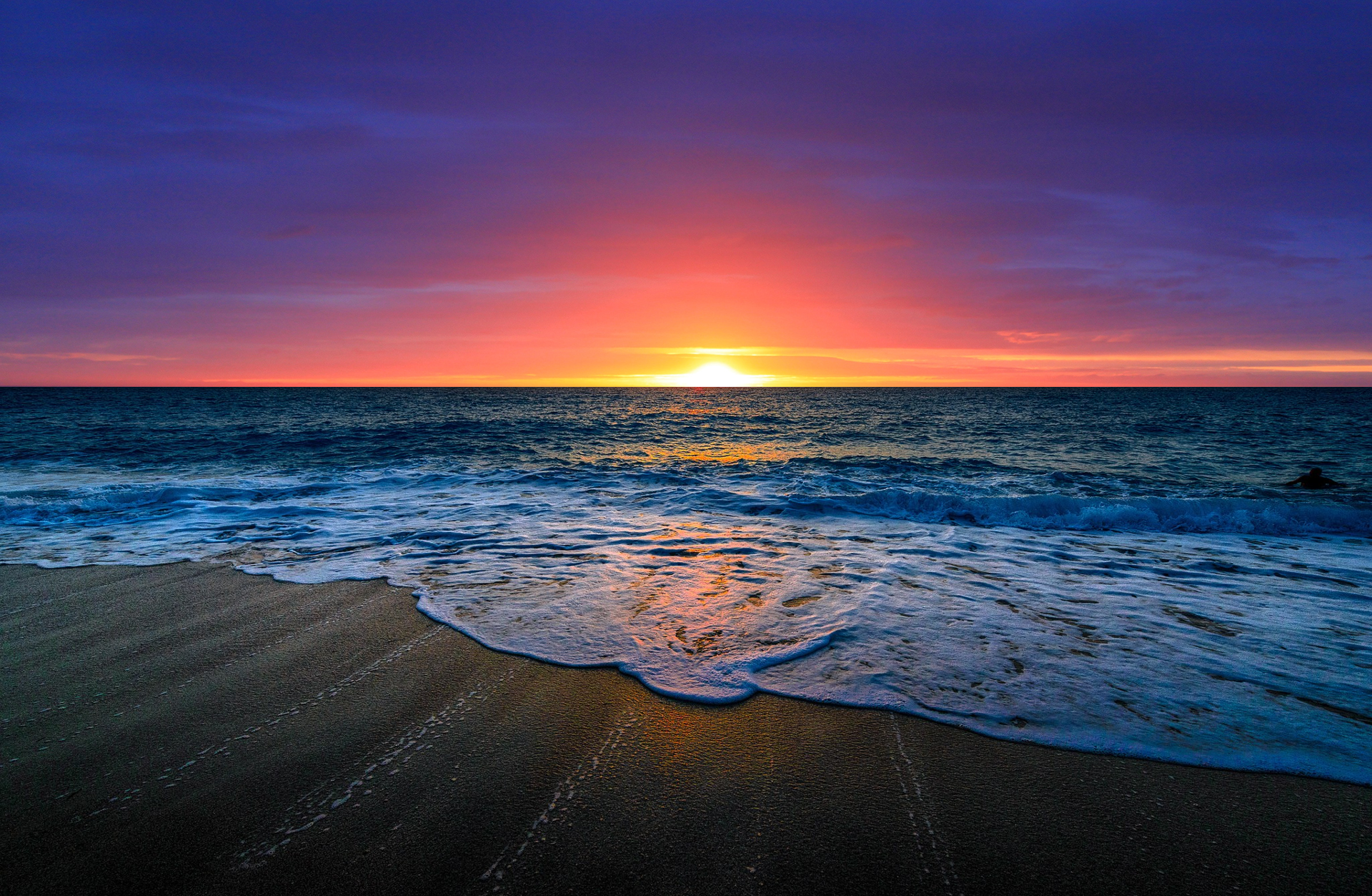 Vibrant Sunset over Ocean Horizon HD Wallpaper