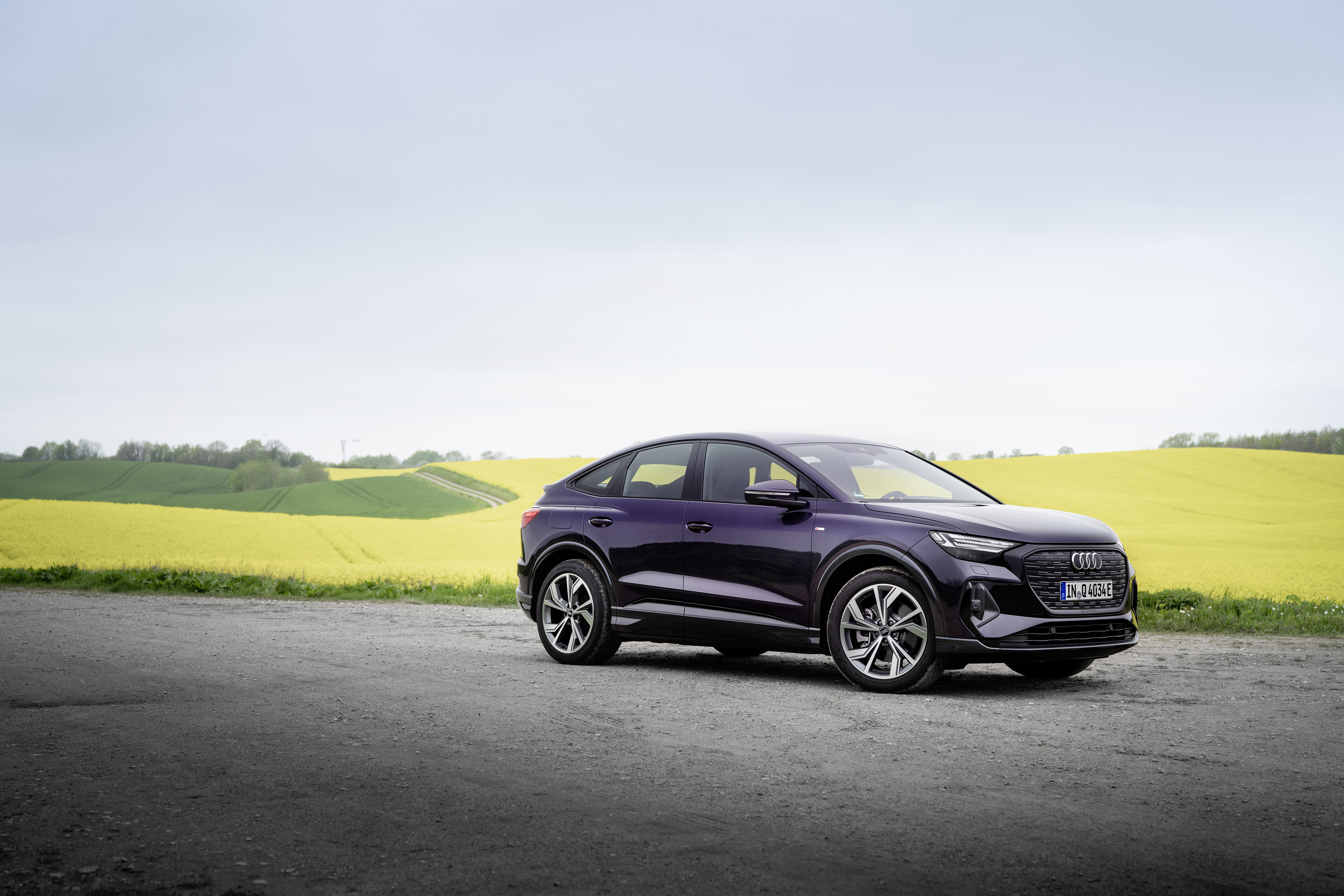 Audi Q4 Sportback 40 e-tron S line in yellow fields HD Wallpaper
