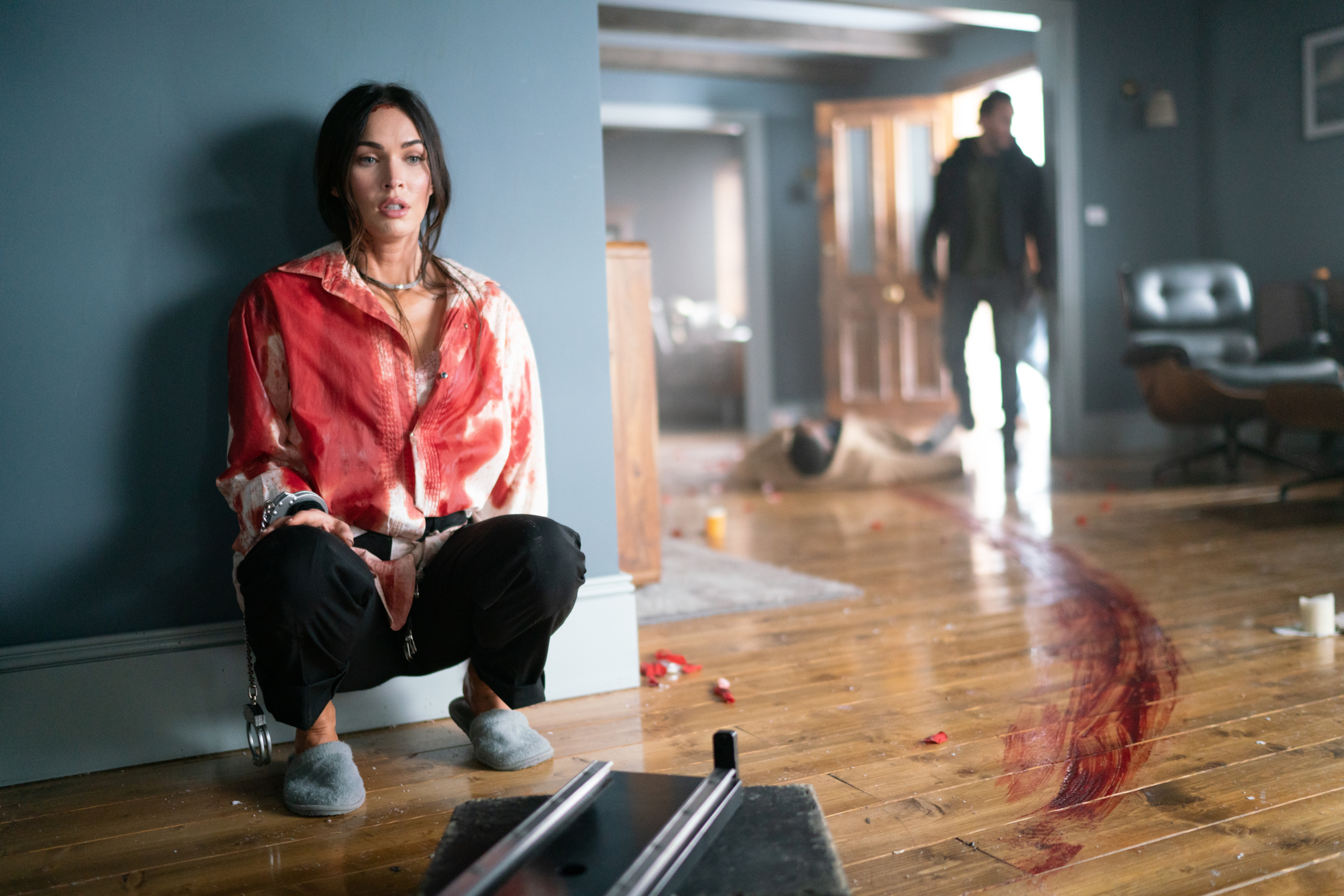 Megan Fox covered in blood, handcuffed in Till Death HD Wallpaper
