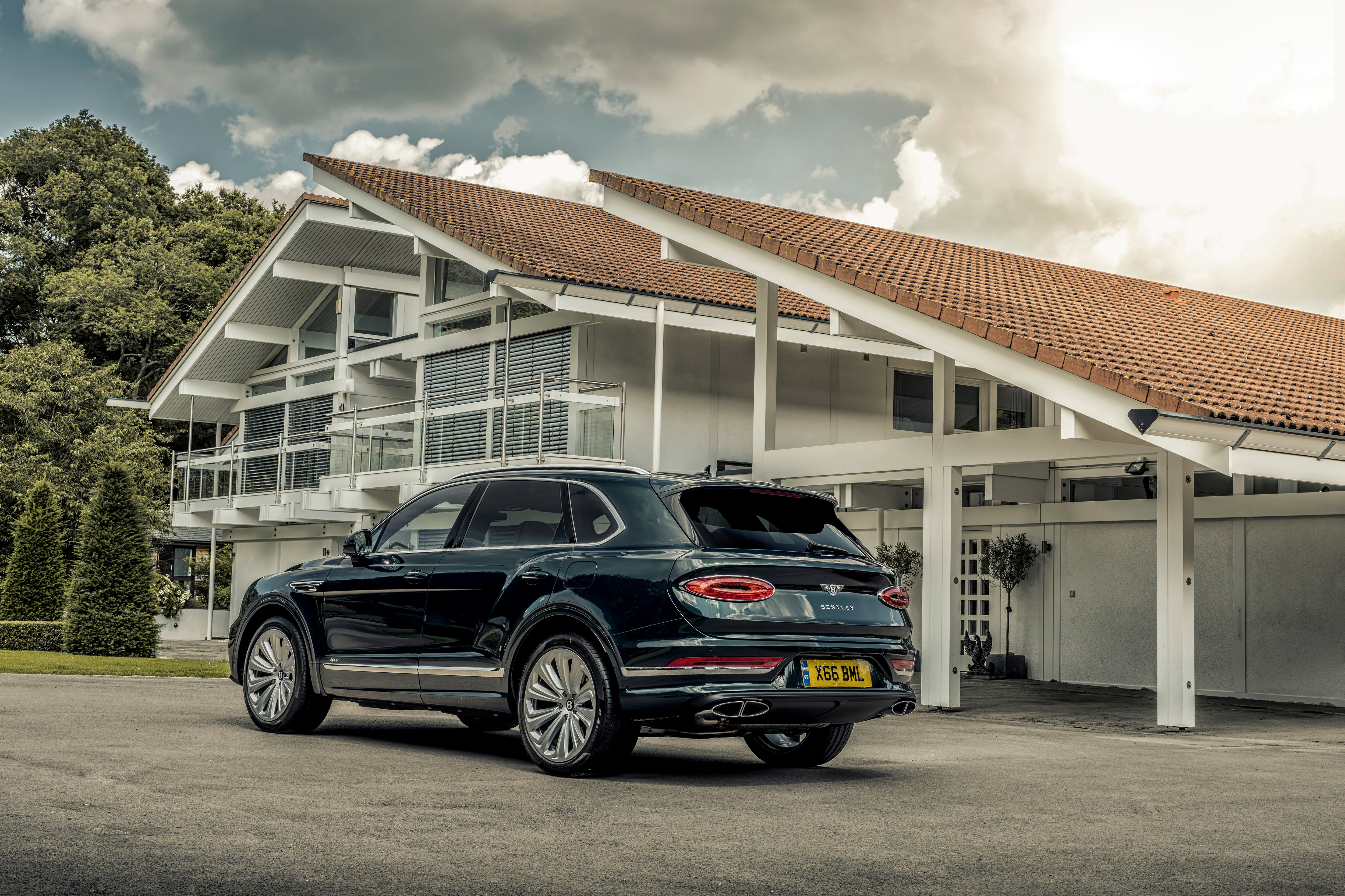 Bentley Bentayga SUV parked outside a contemporary house HD Wallpaper
