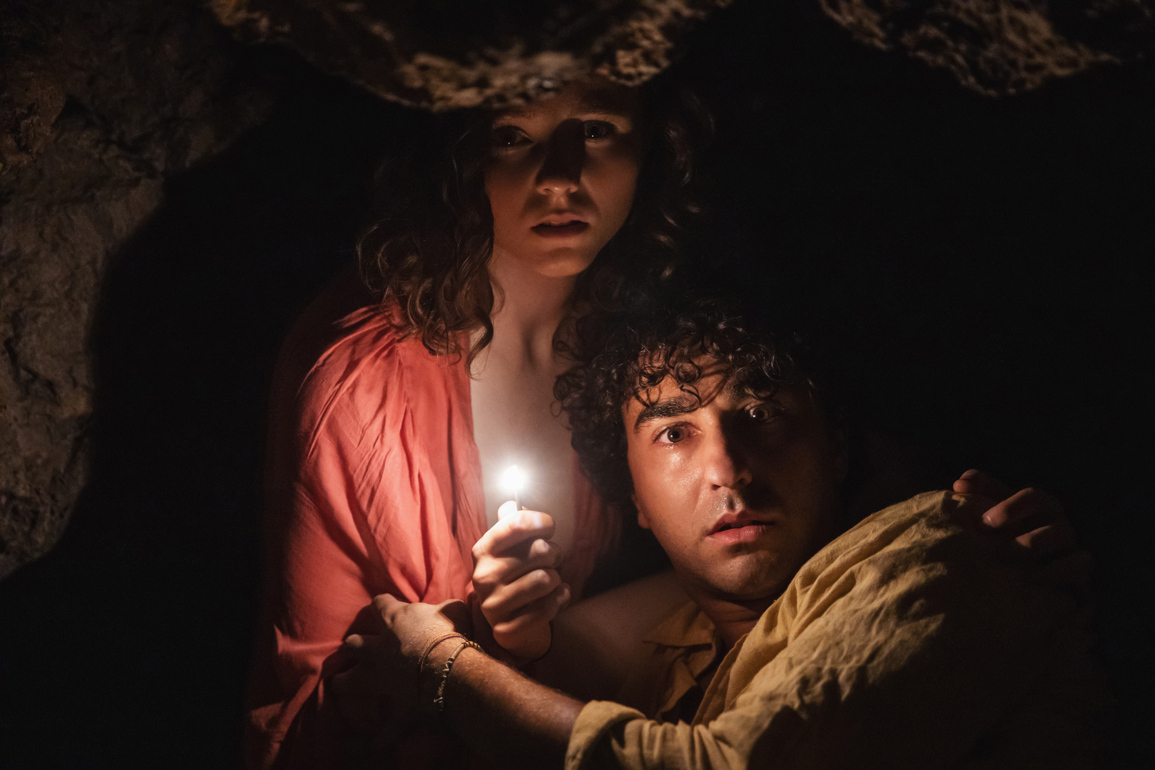 Thomasin McKenzie and Alex Wolff fearful in dark cave HD Wallpaper
