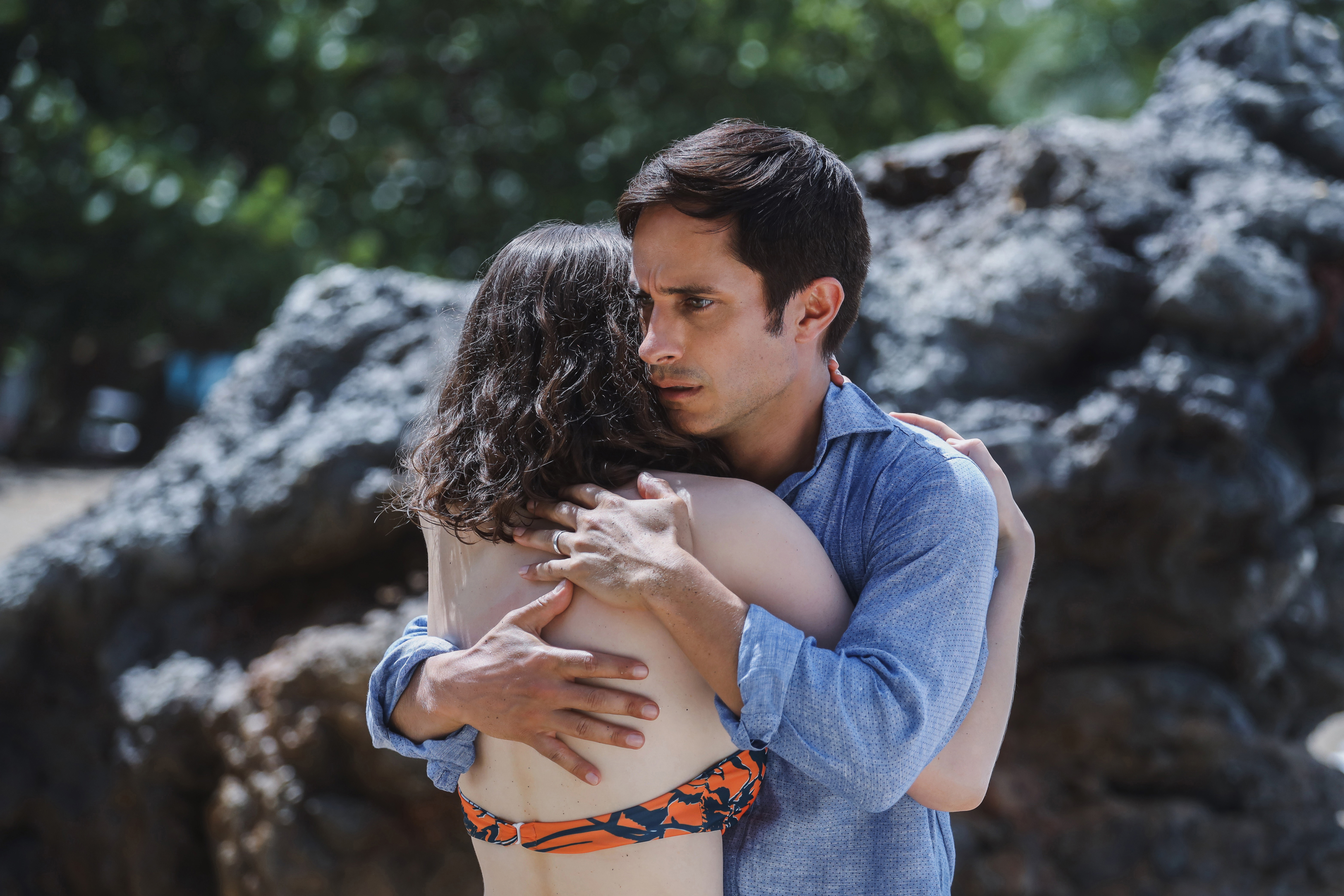 Gael García Bernal embraces woman with concerned look HD Wallpaper