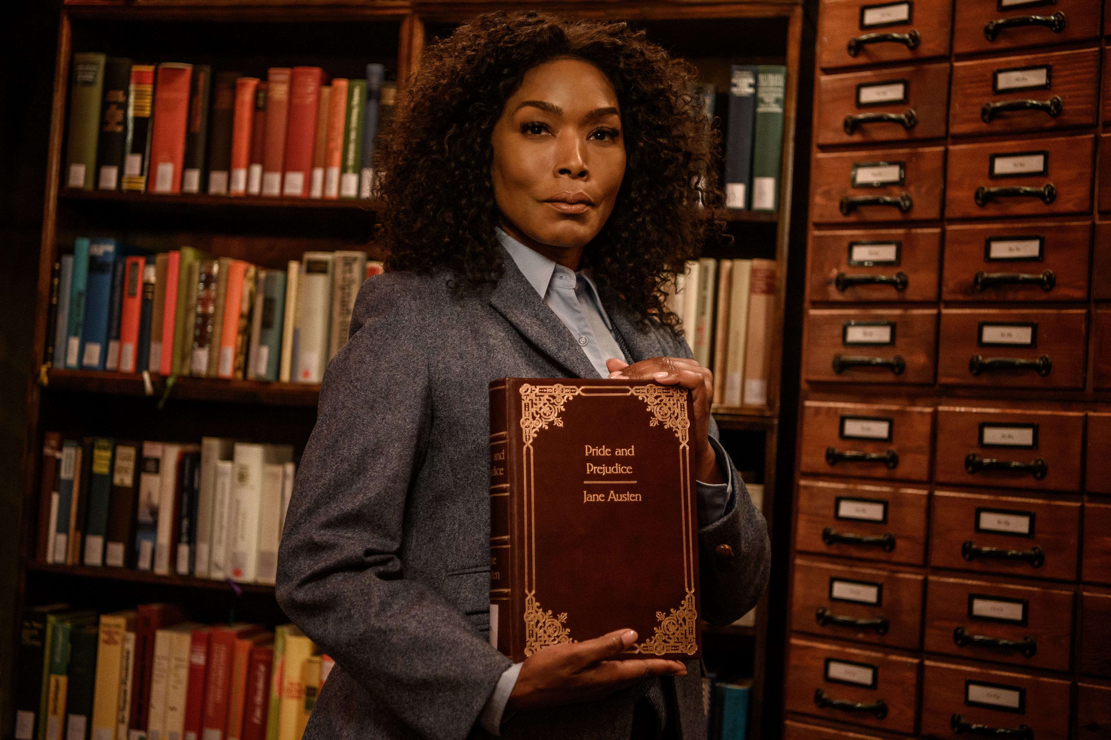 Angela Bassett holding Pride and Prejudice book, Gunpowder Milkshake HD Wallpaper