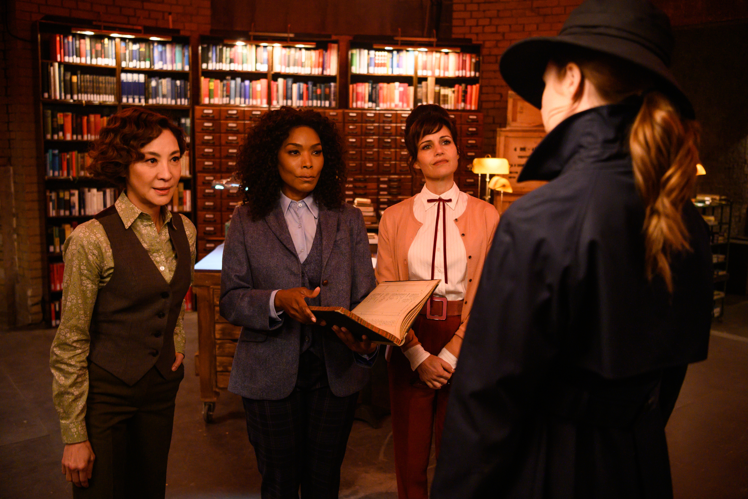 Gunpowder Milkshake: Michelle Yeoh, Angela Bassett, Carla Gugino in library HD Wallpaper