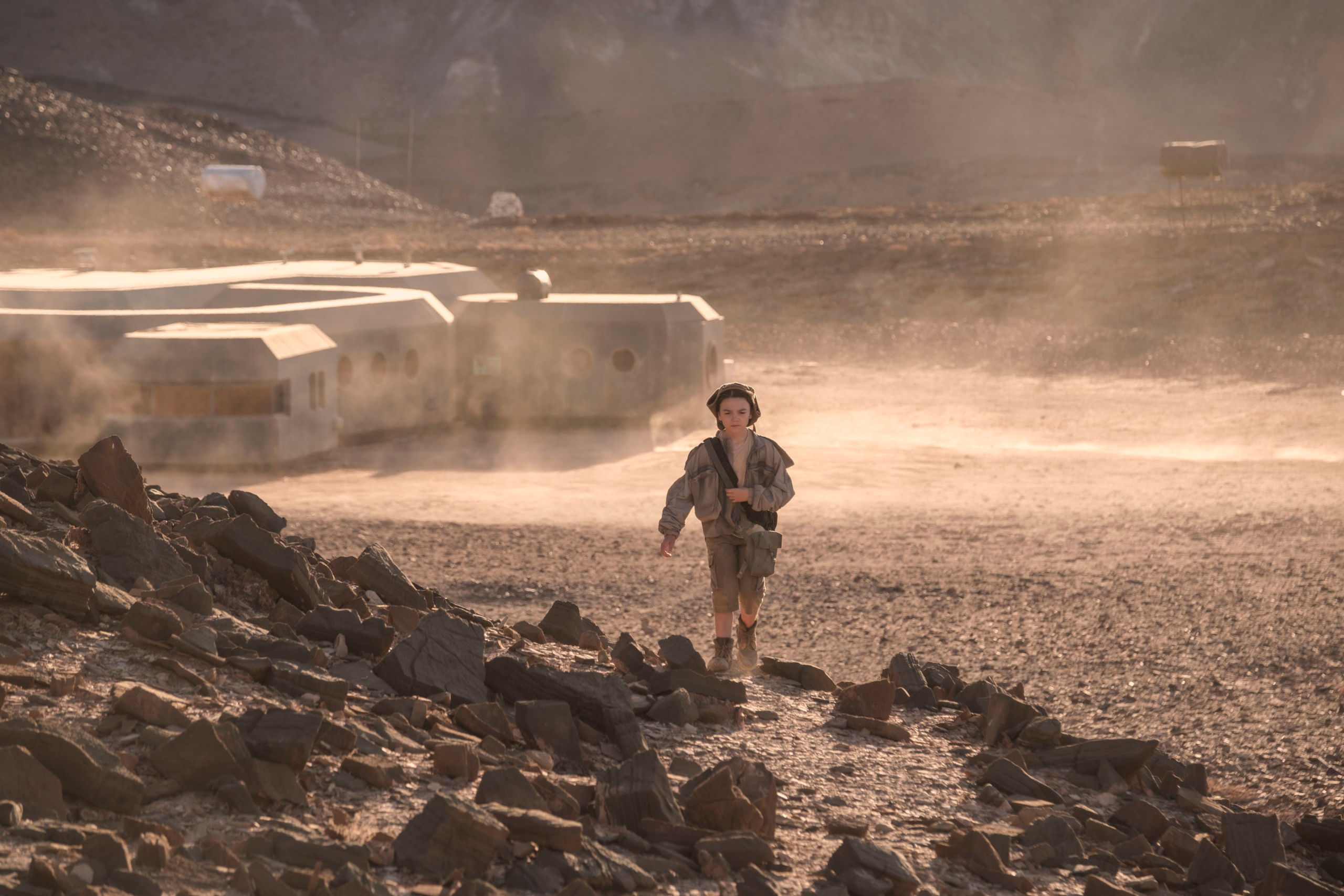Brooklynn Prince walks through dusty settlement in Settlers HD HD Wallpaper