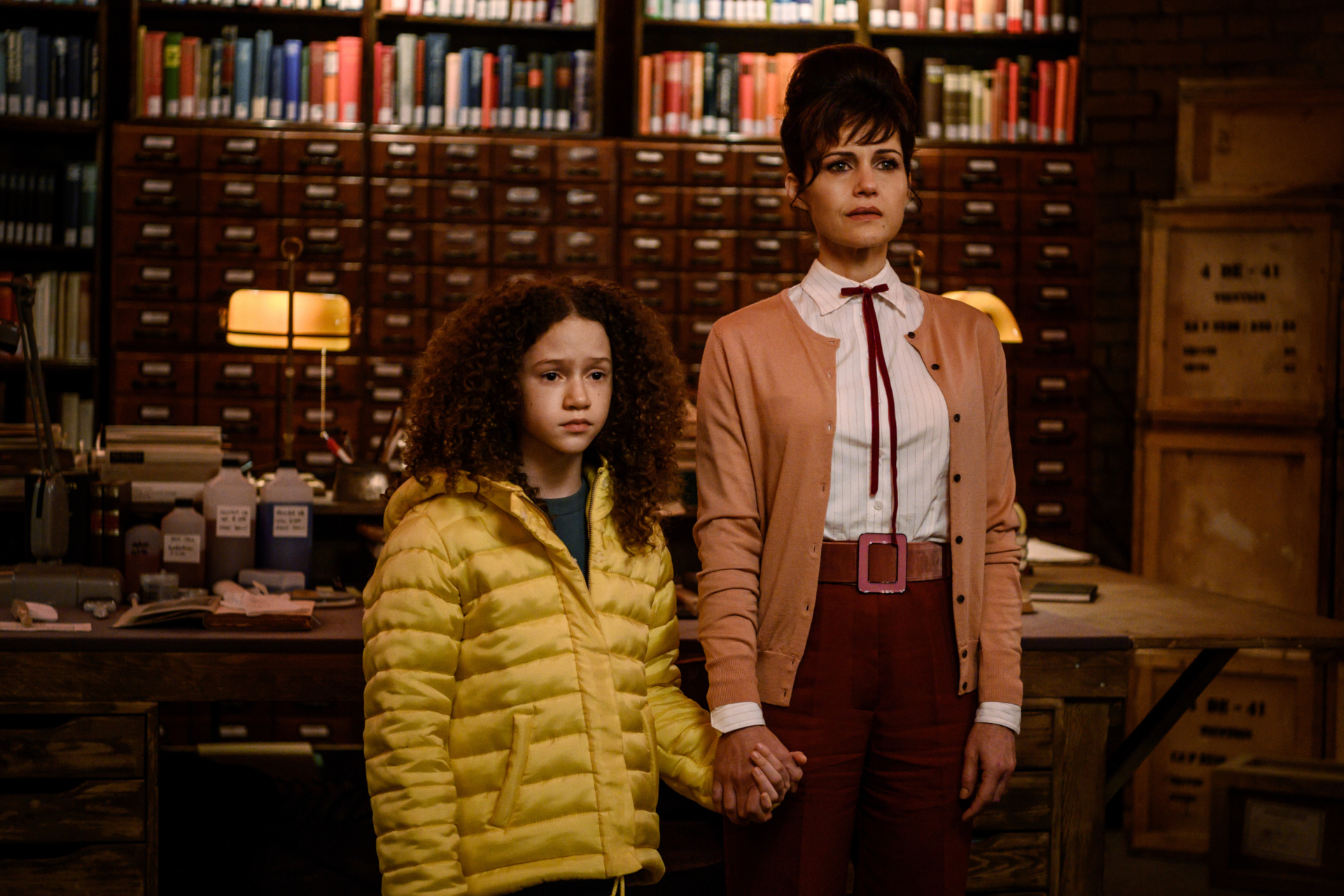 Chloe Coleman and Carla Gugino in Gunpowder Milkshake HD Wallpaper