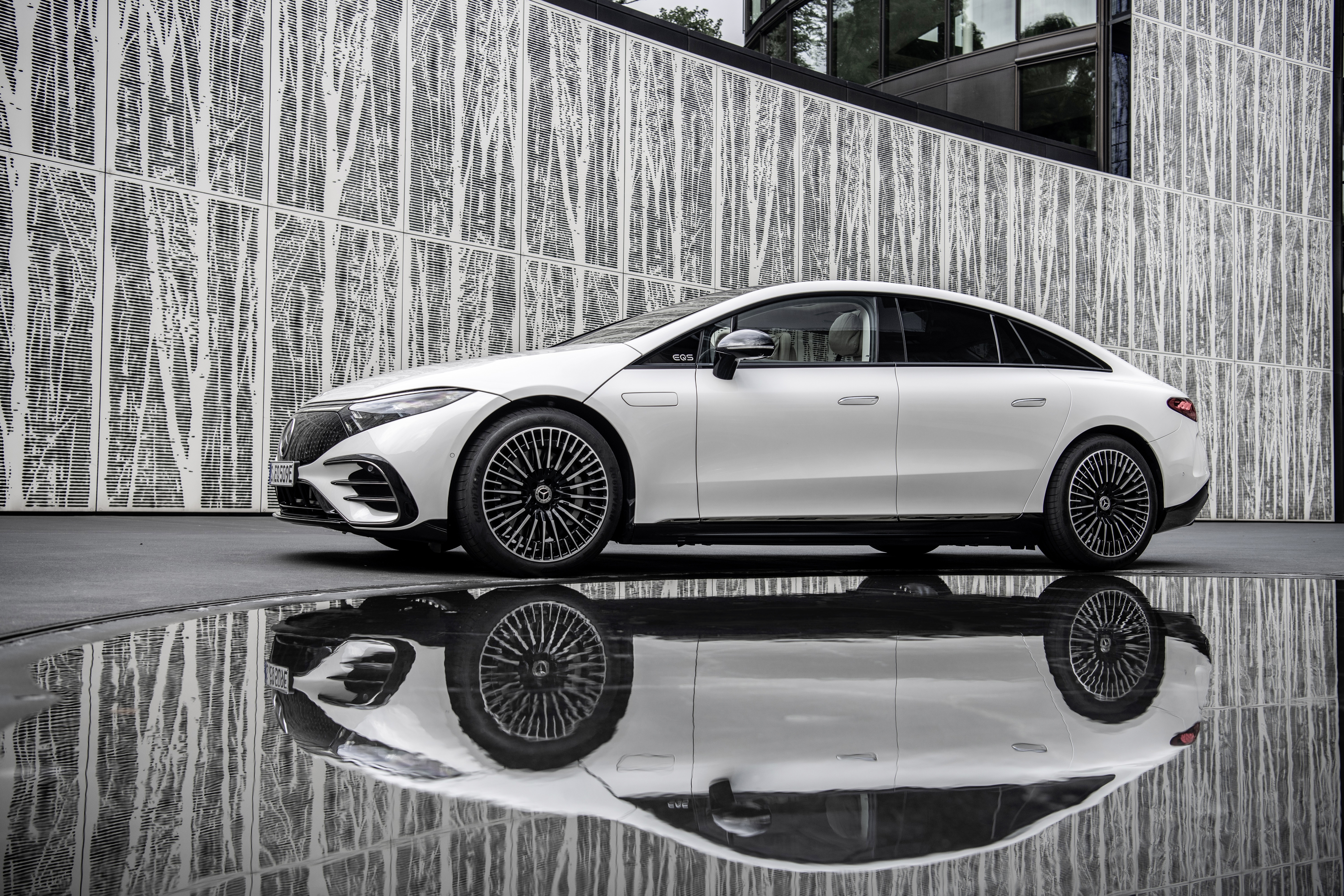 White Mercedes-Benz EQS 580 4MATIC Electric Car with Reflection HD Wallpaper