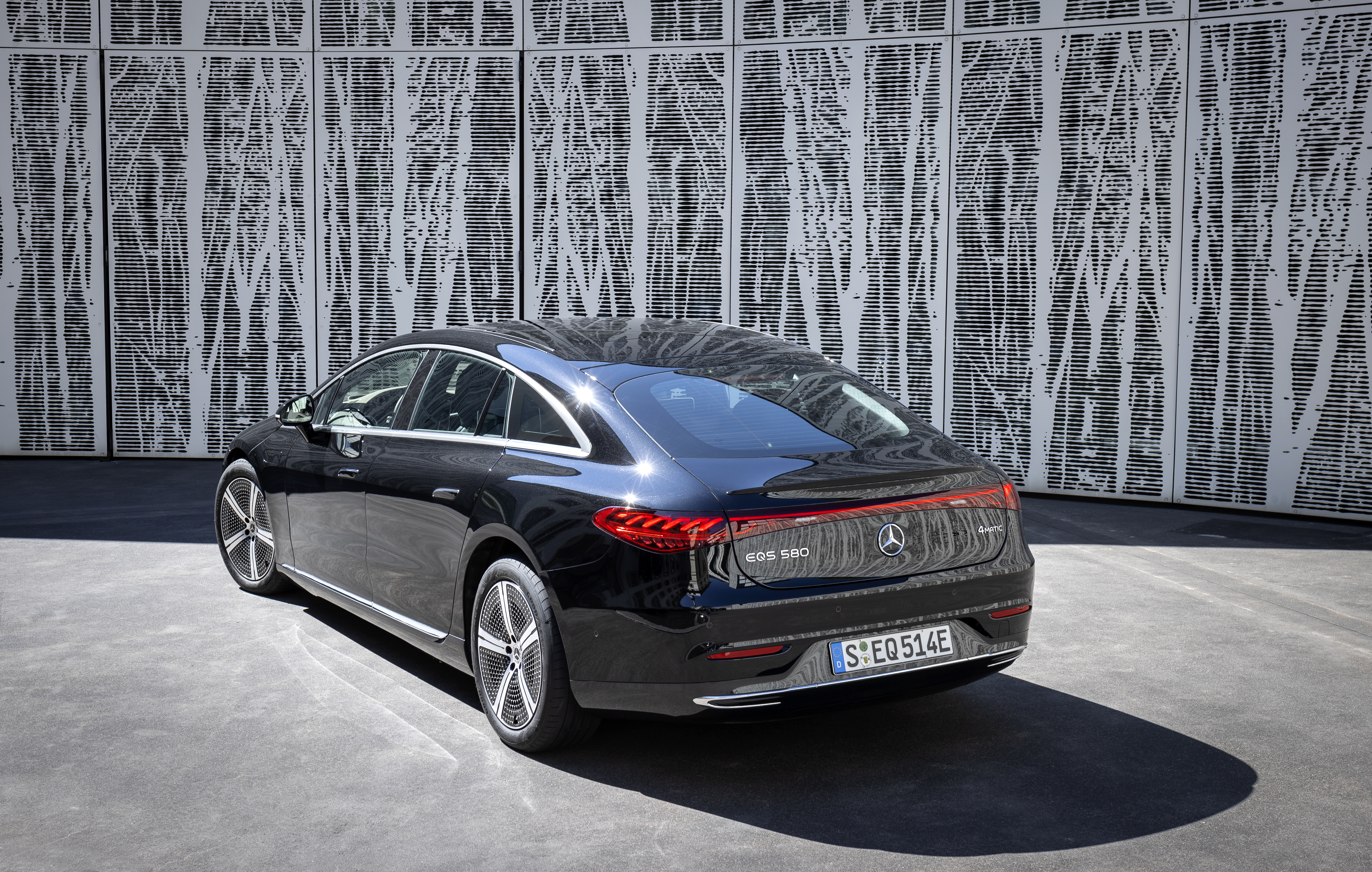 Black Mercedes-Benz EQS 580 luxury electric car HD Wallpaper