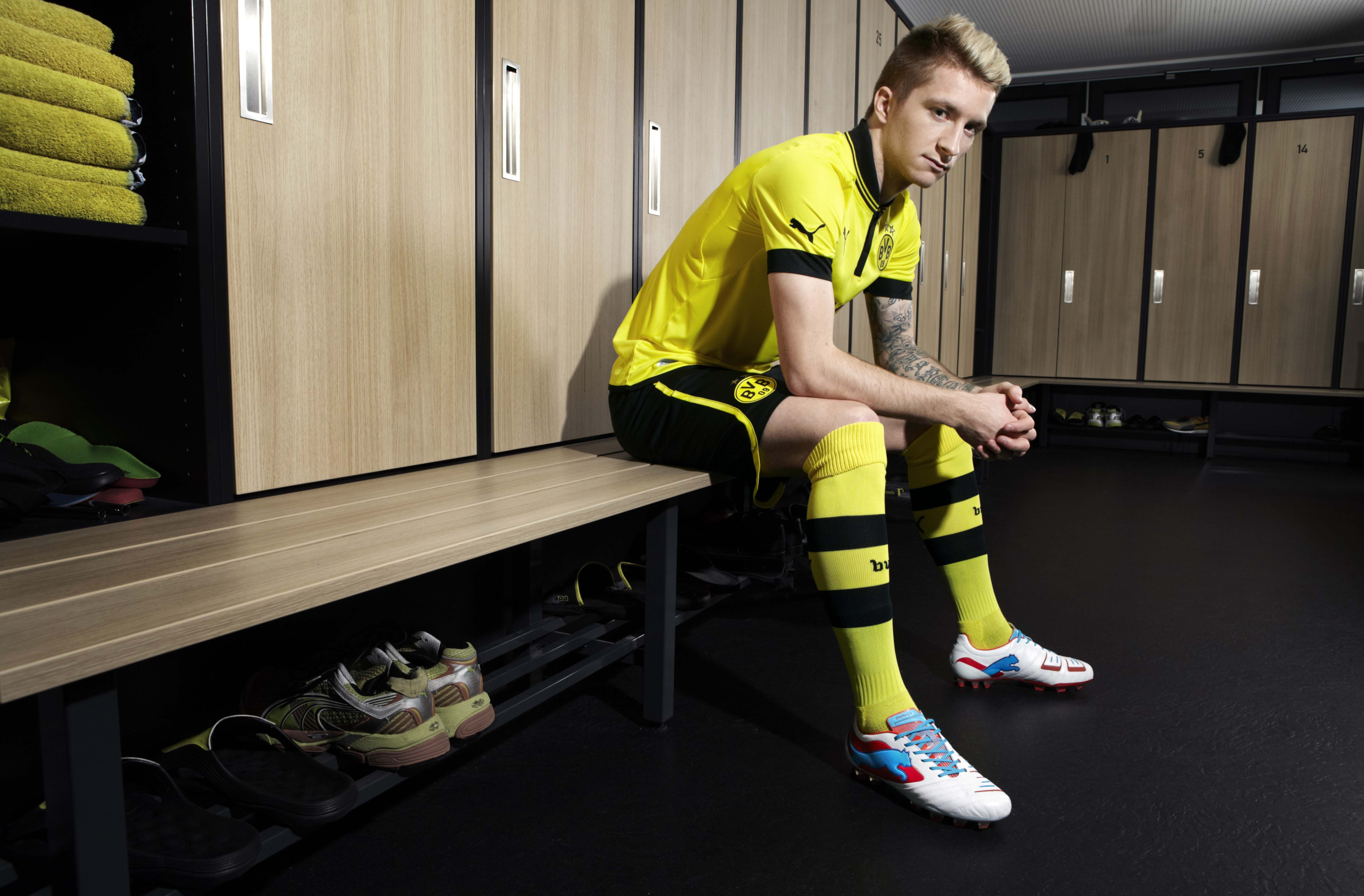 Marco Reus in Borussia Dortmund kit in locker room HD Wallpaper