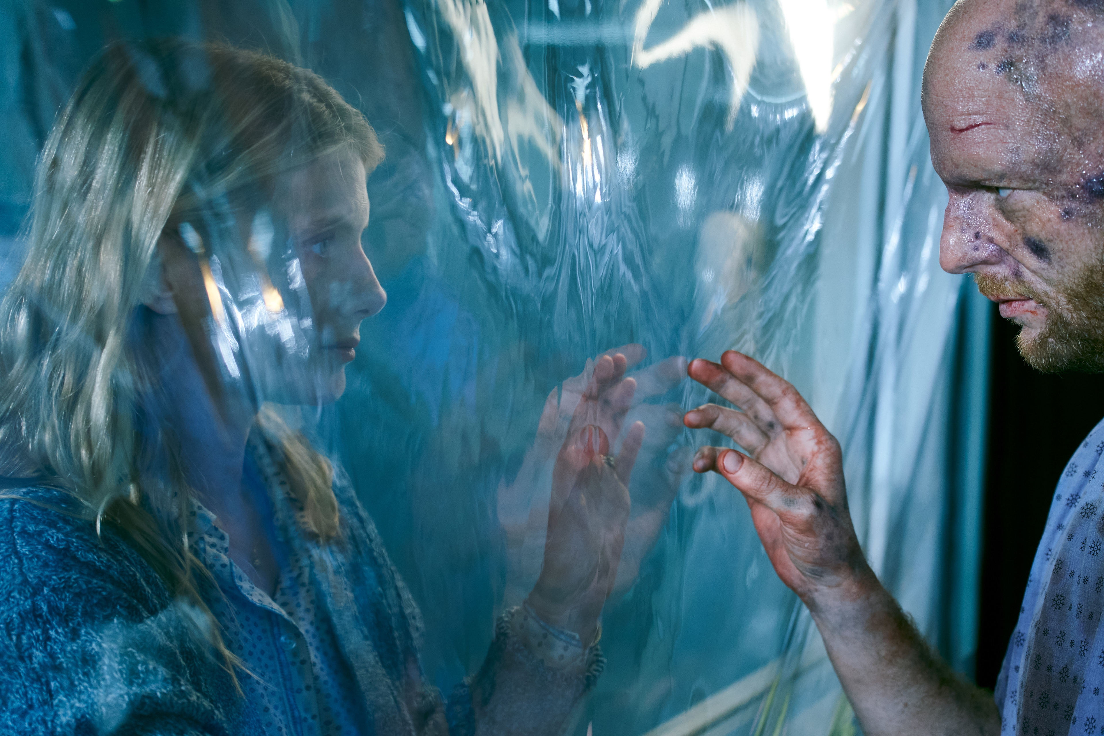 Melanie Laurent and man separated in Oxygen 4K HD Wallpaper