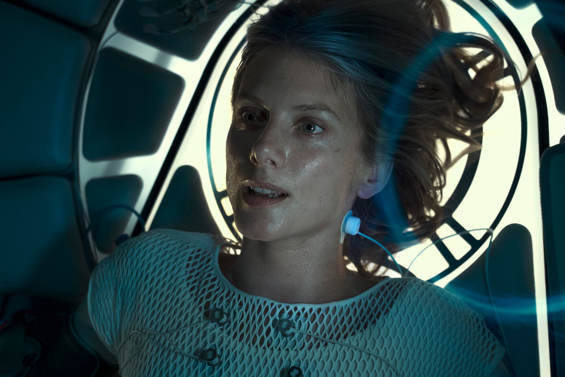 Melanie Laurent in Oxygen movie sci-fi pod HD Wallpaper