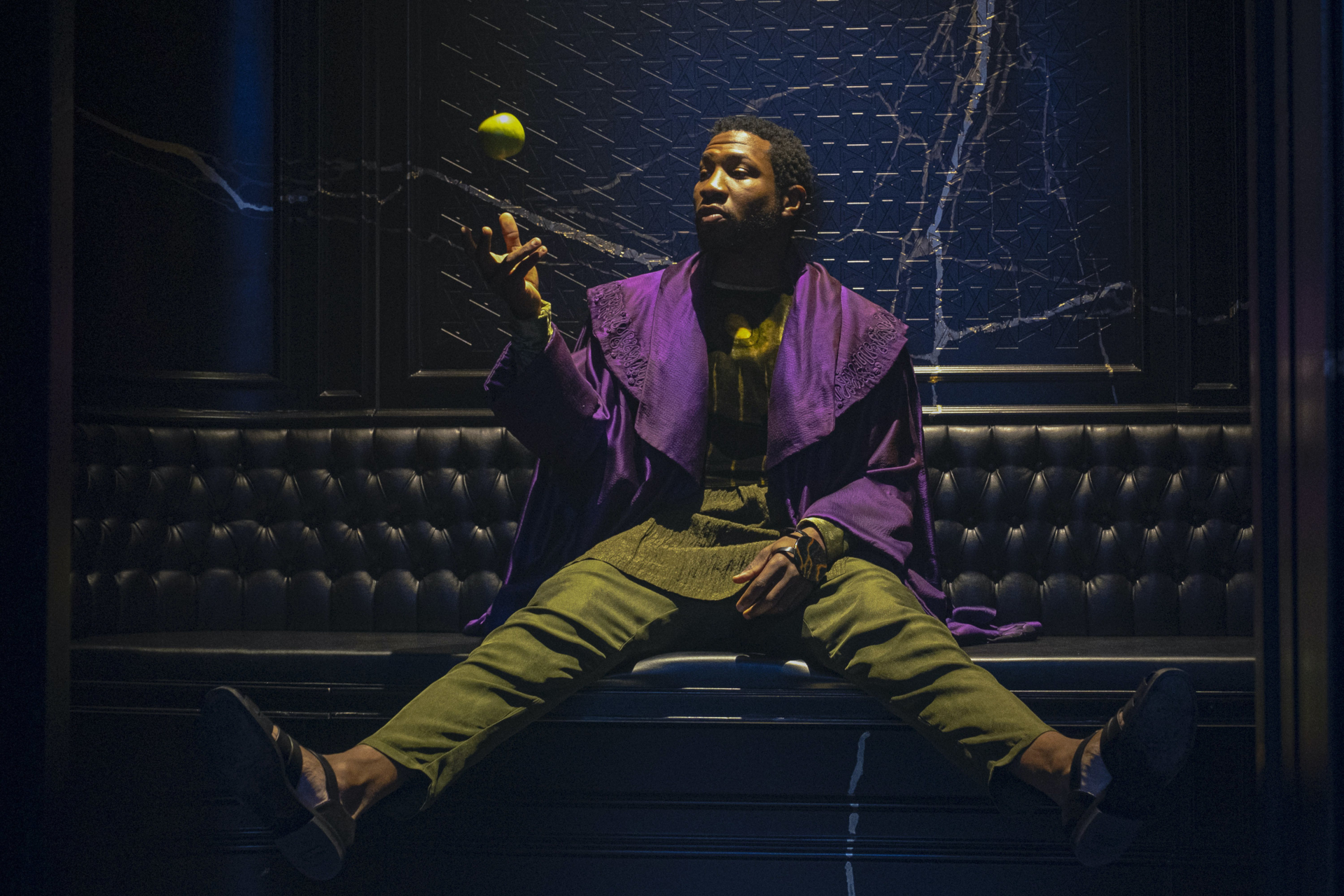 Jonathan Majors as Kang the Conqueror with apple HD Wallpaper