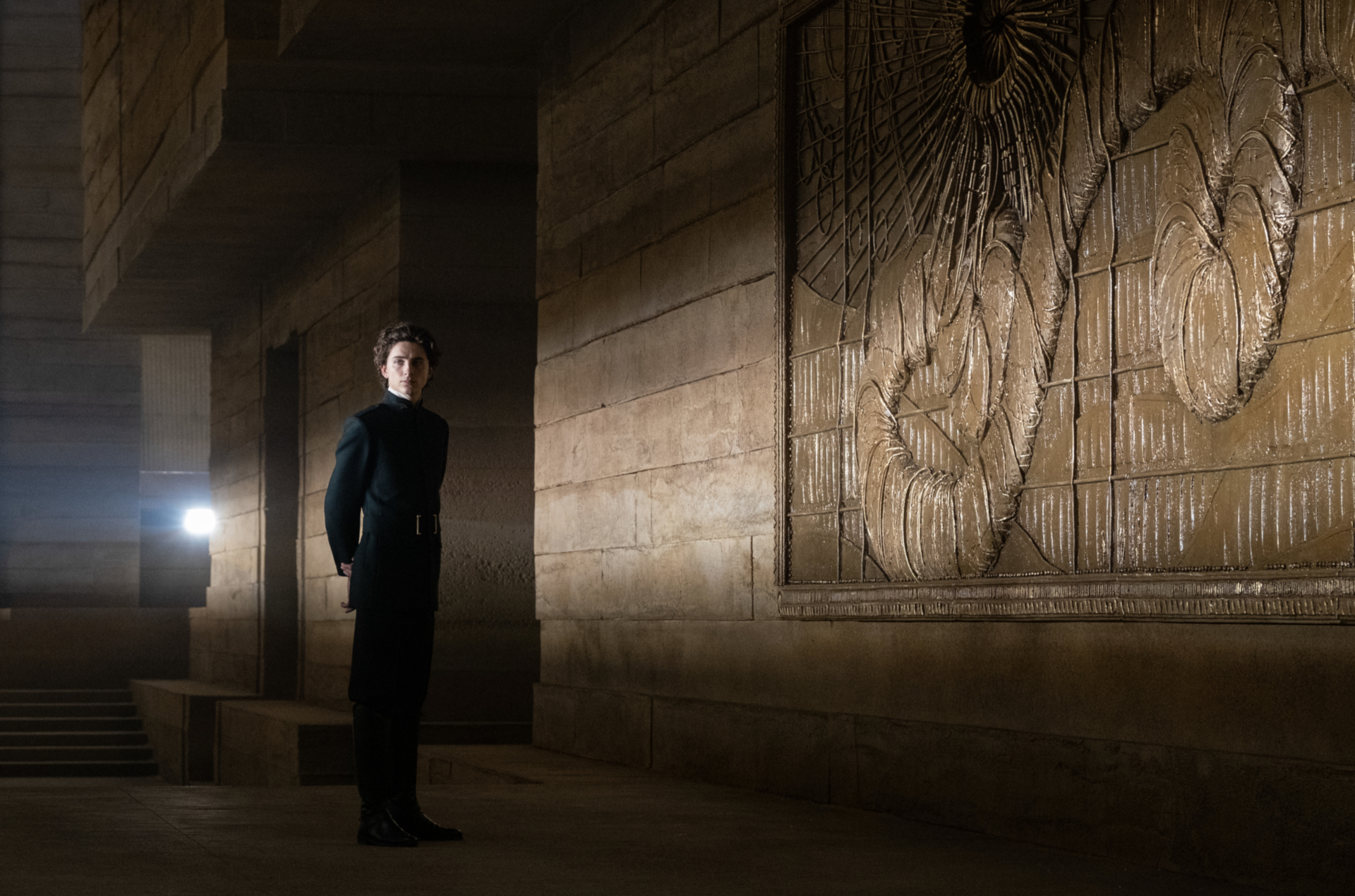 Timothée Chalamet as Paul Atreides in Dune's grand hall HD Wallpaper