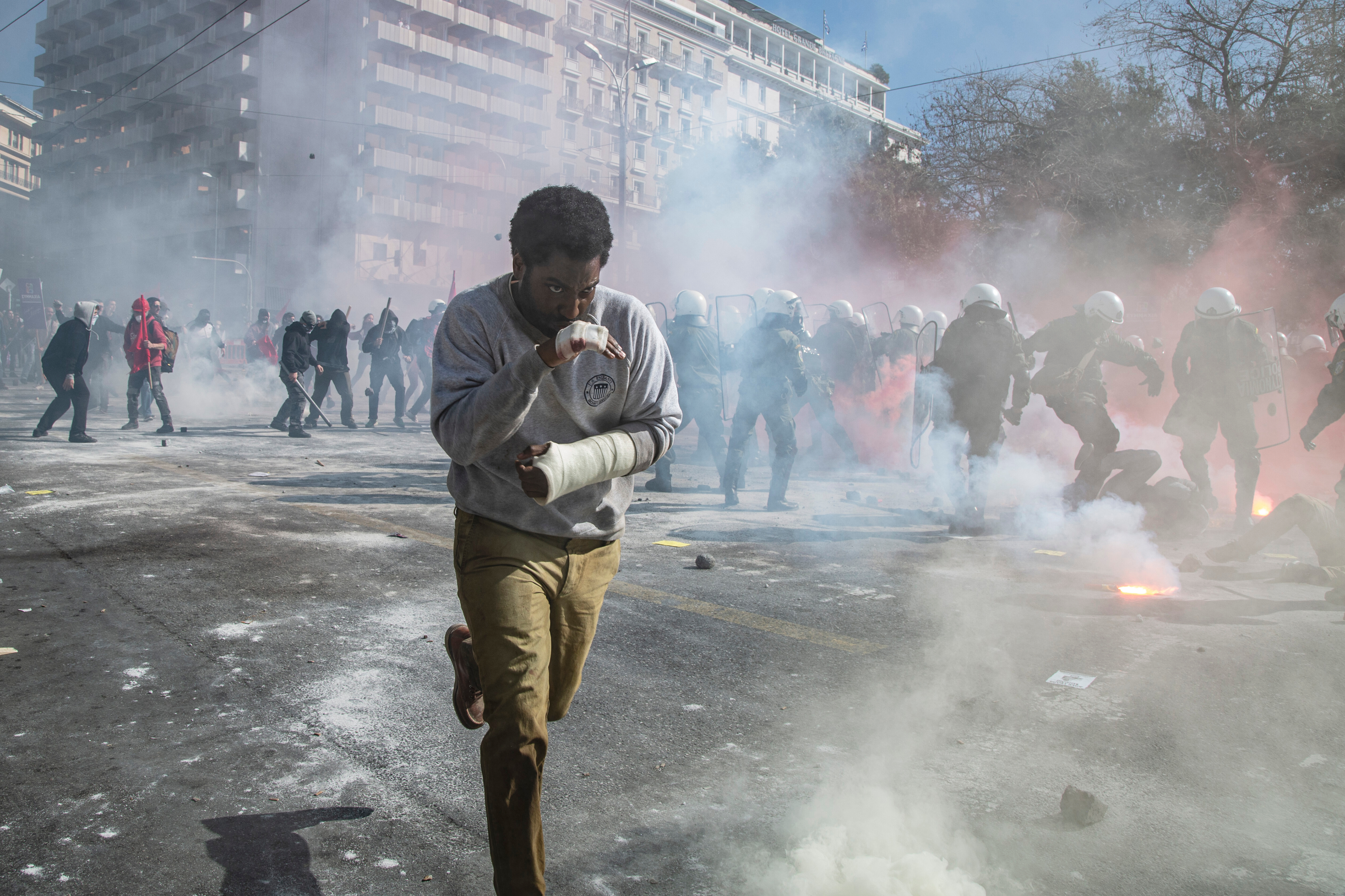 John David Washington running through a riot in Beckett HD Wallpaper