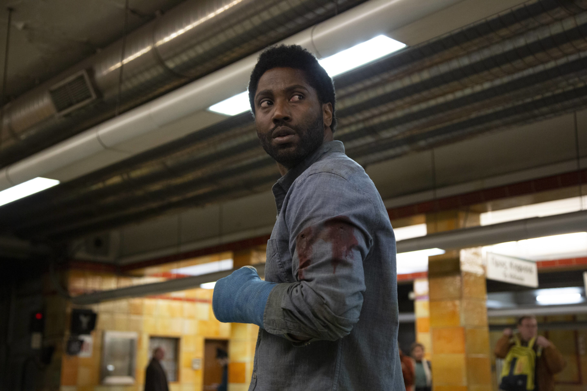 John David Washington as Beckett with a bloody arm HD Wallpaper