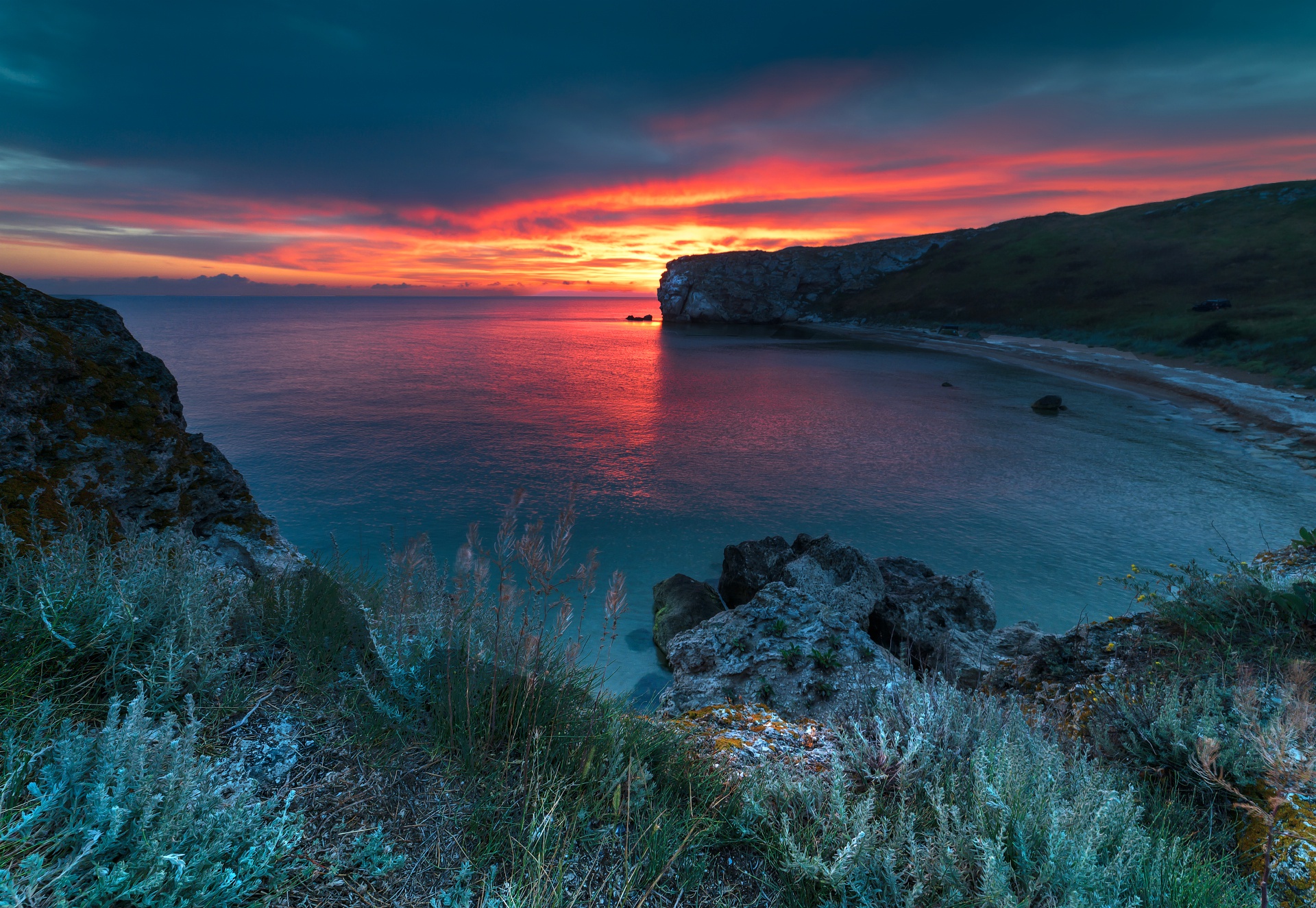 Vibrant Sunset over Coastal Horizon HD Wallpaper