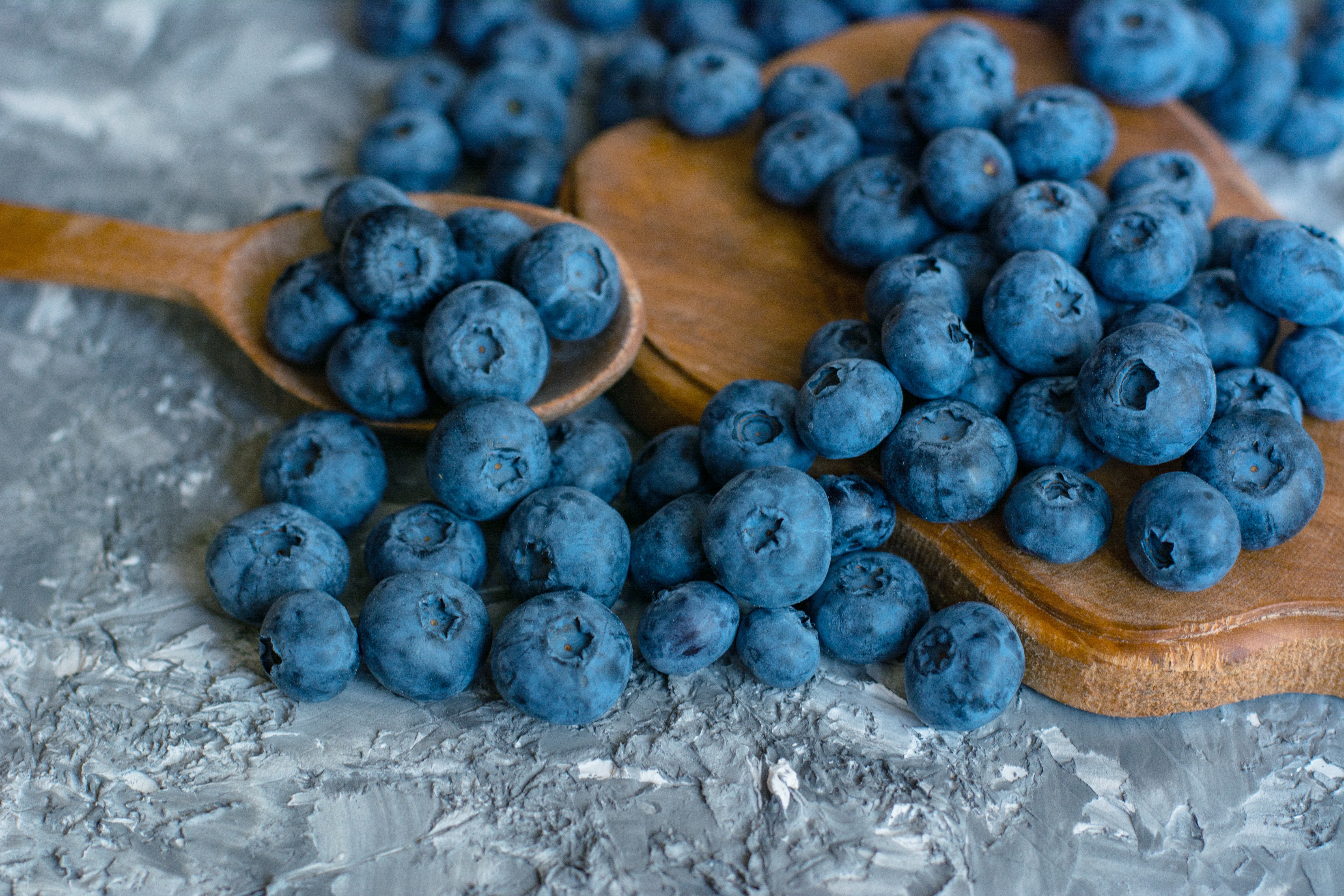 Fresh Blueberries on Wooden Spoon and Board HD Wallpaper
