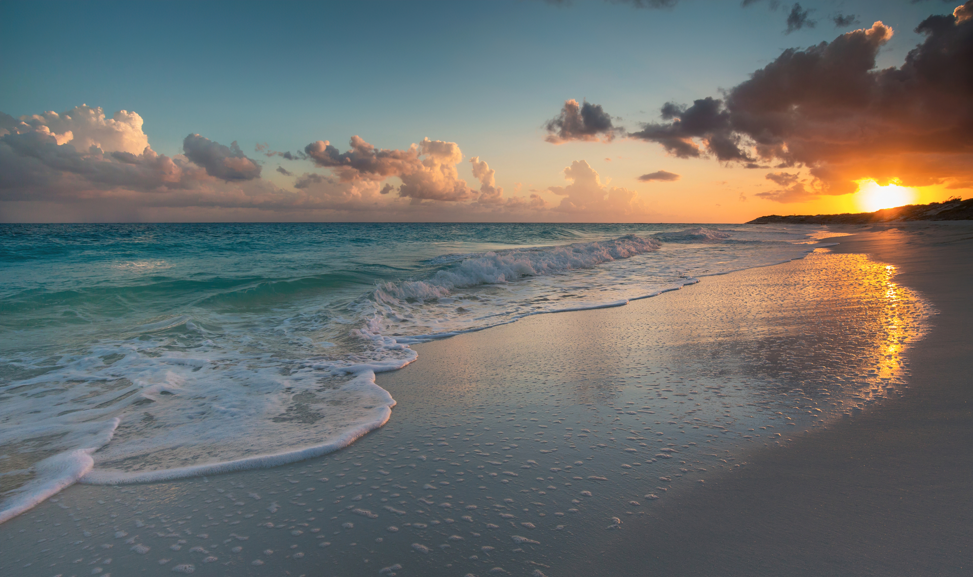 Golden Sunset over Ocean Beach HD Wallpaper