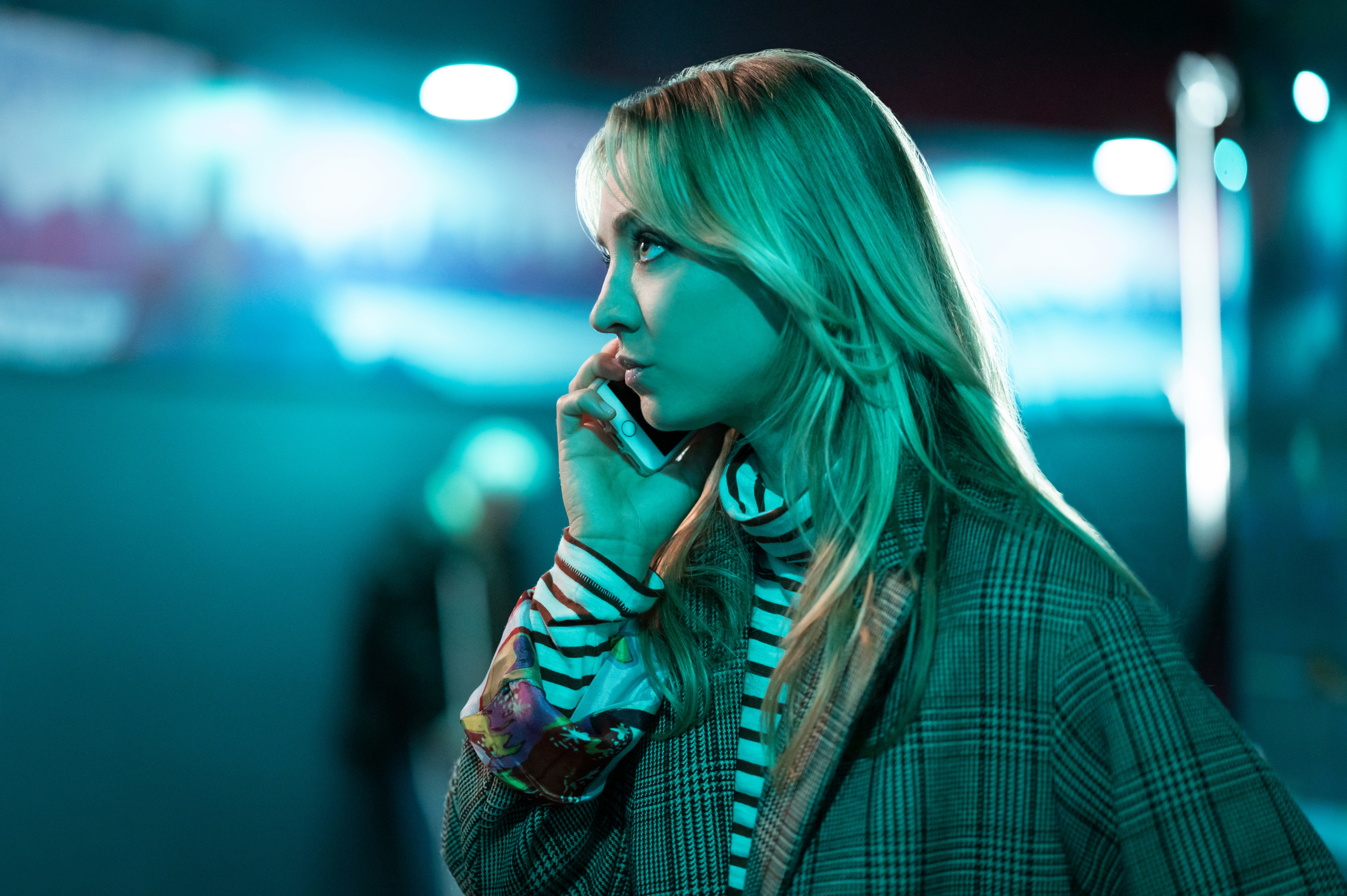 Kaley Cuoco on phone in teal light HD Wallpaper