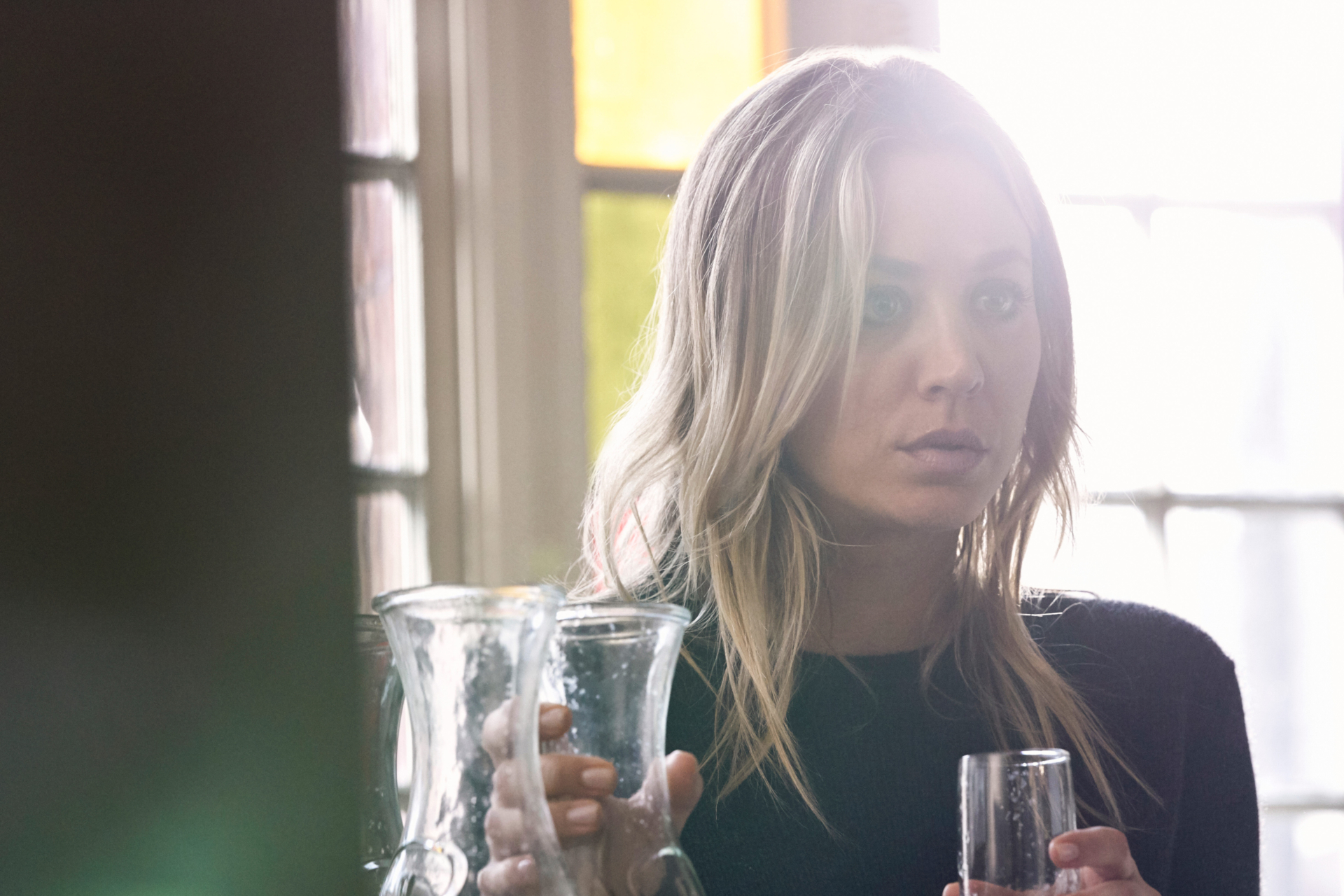 Kaley Cuoco looking pensive in The Flight Attendant HD Wallpaper