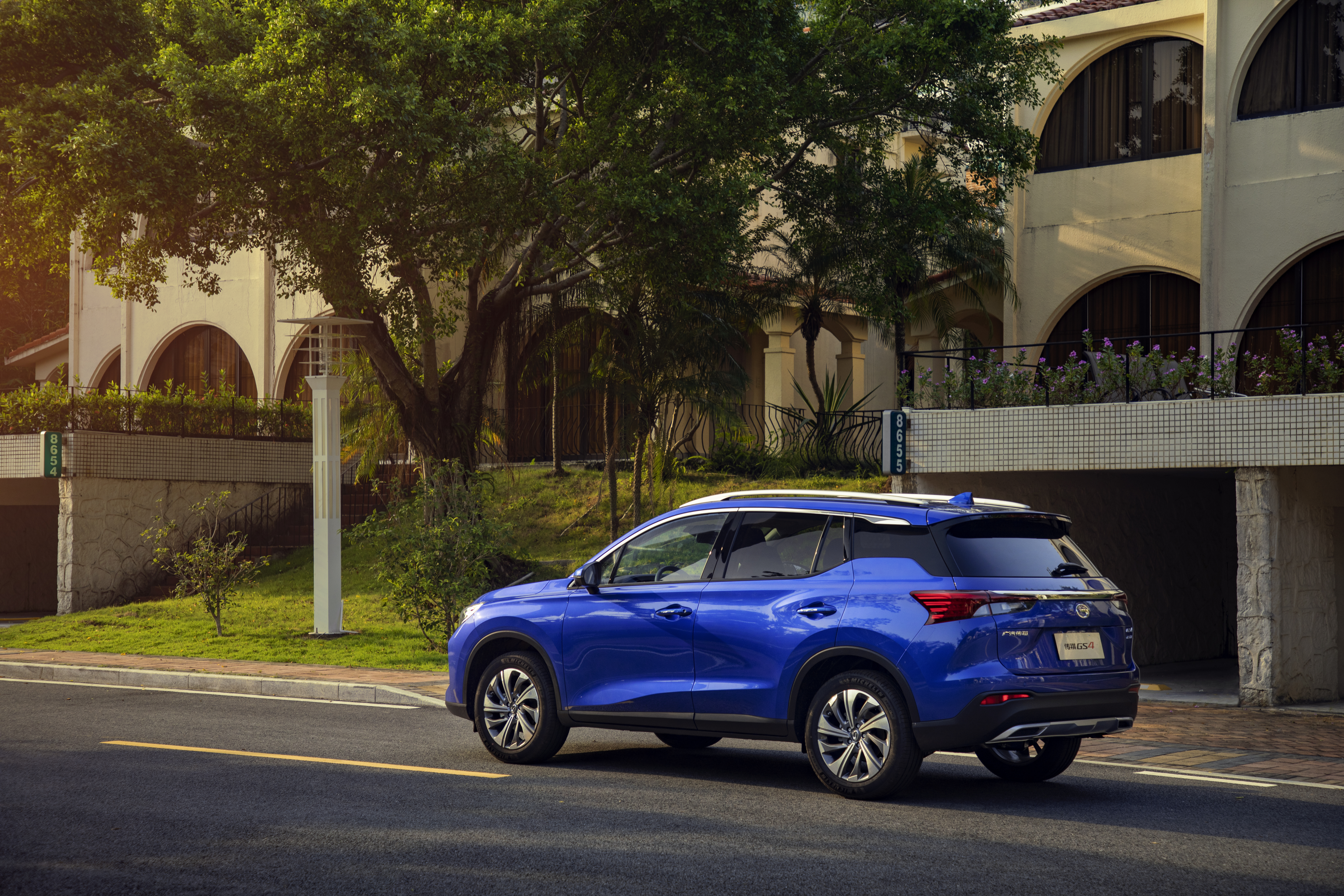 Blue Trumpchi GS4 SUV parked on a street HD Wallpaper