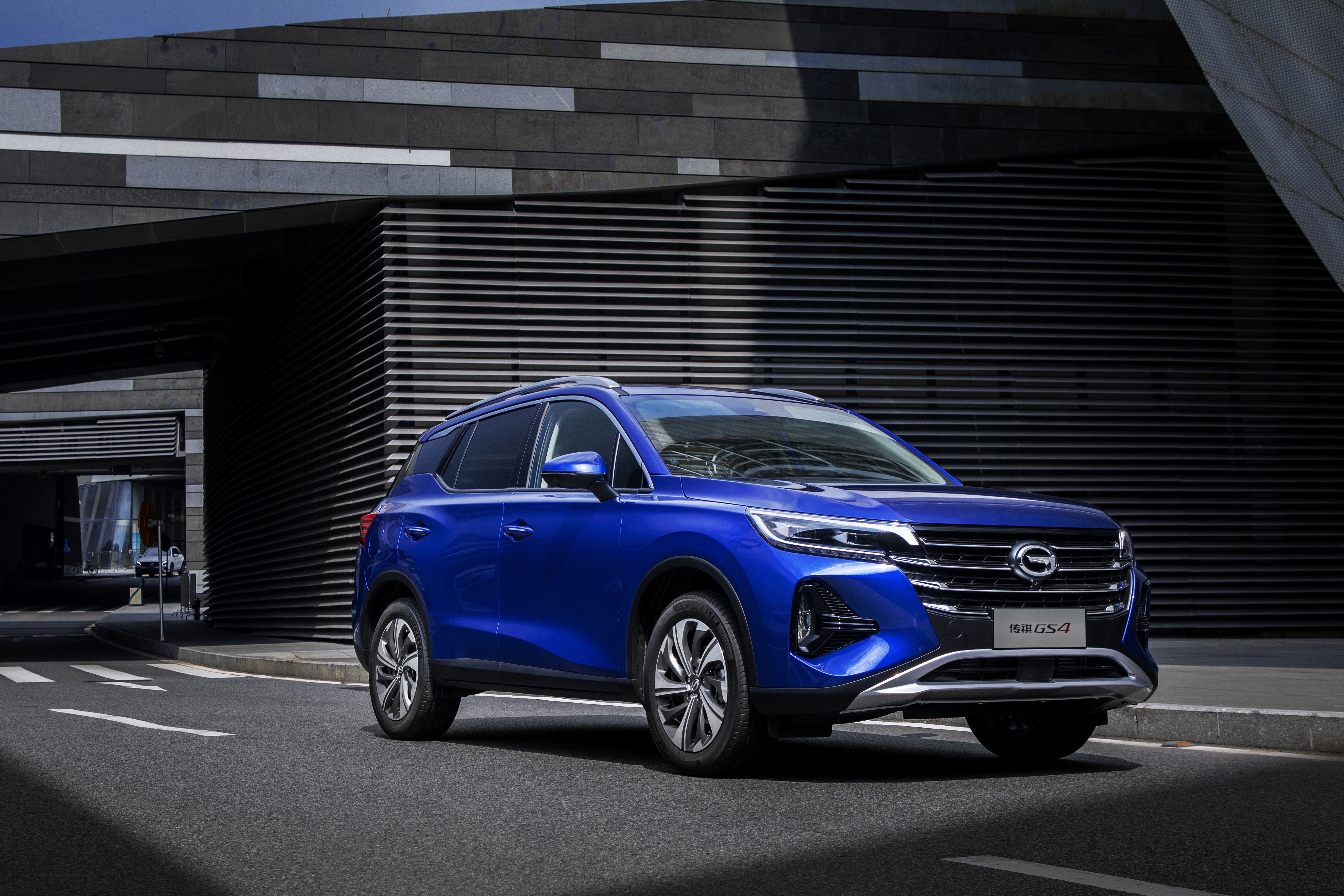 Blue Trumpchi GS4 SUV parked on a street HD Wallpaper
