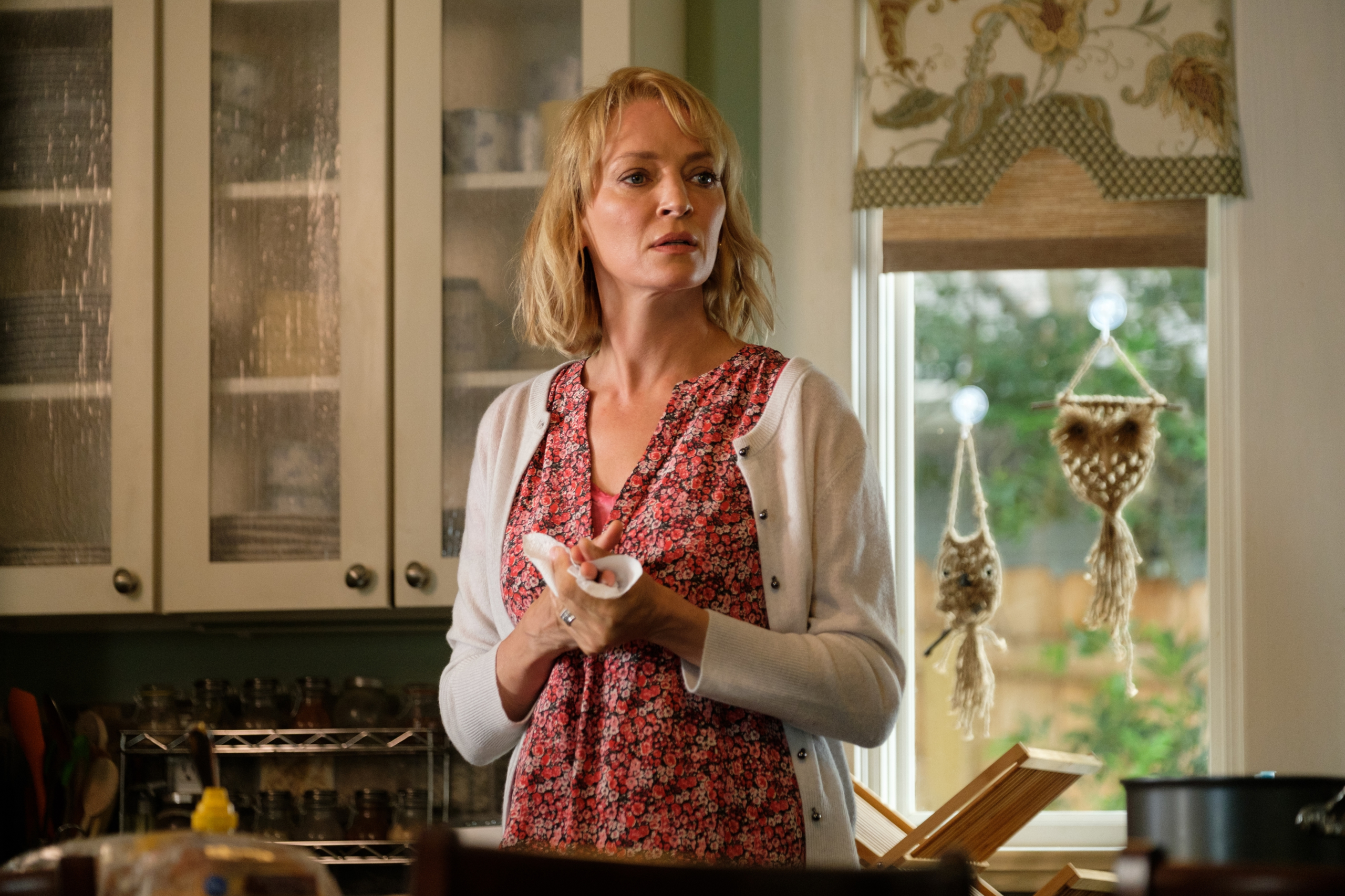 Uma Thurman in The War With Grandpa kitchen scene HD Wallpaper
