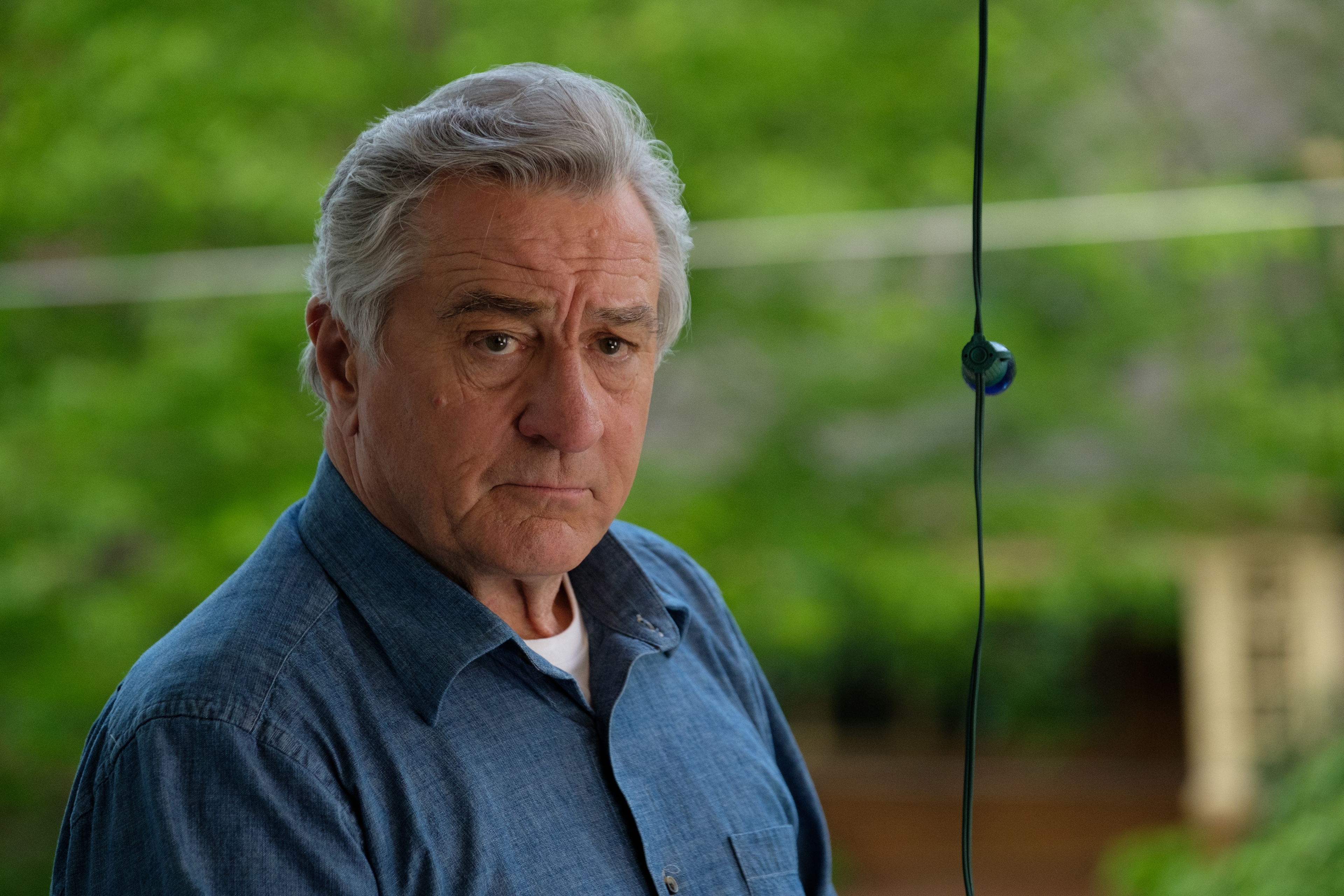 Robert De Niro looking intently in The War With Grandpa HD Wallpaper