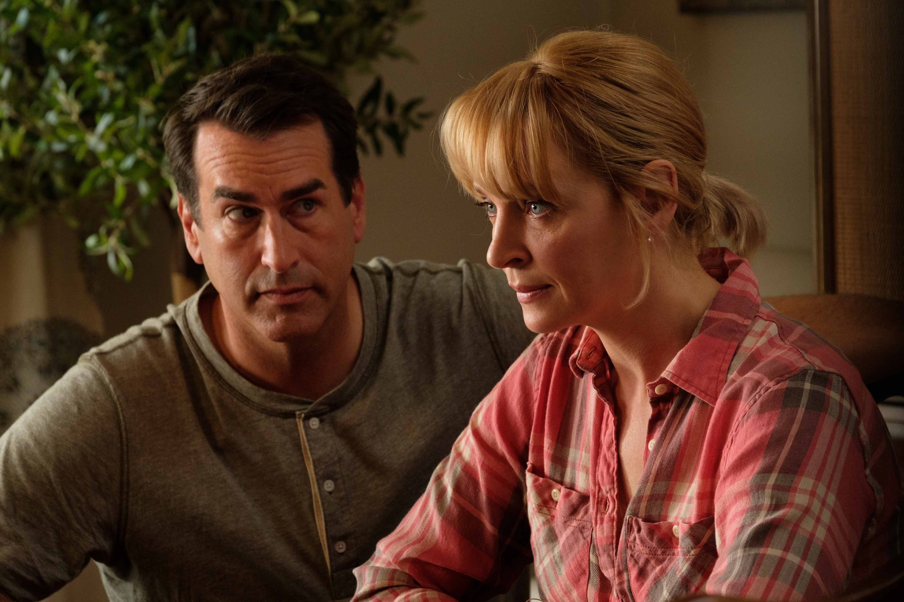Rob Riggle and Uma Thurman in The War With Grandpa HD Wallpaper