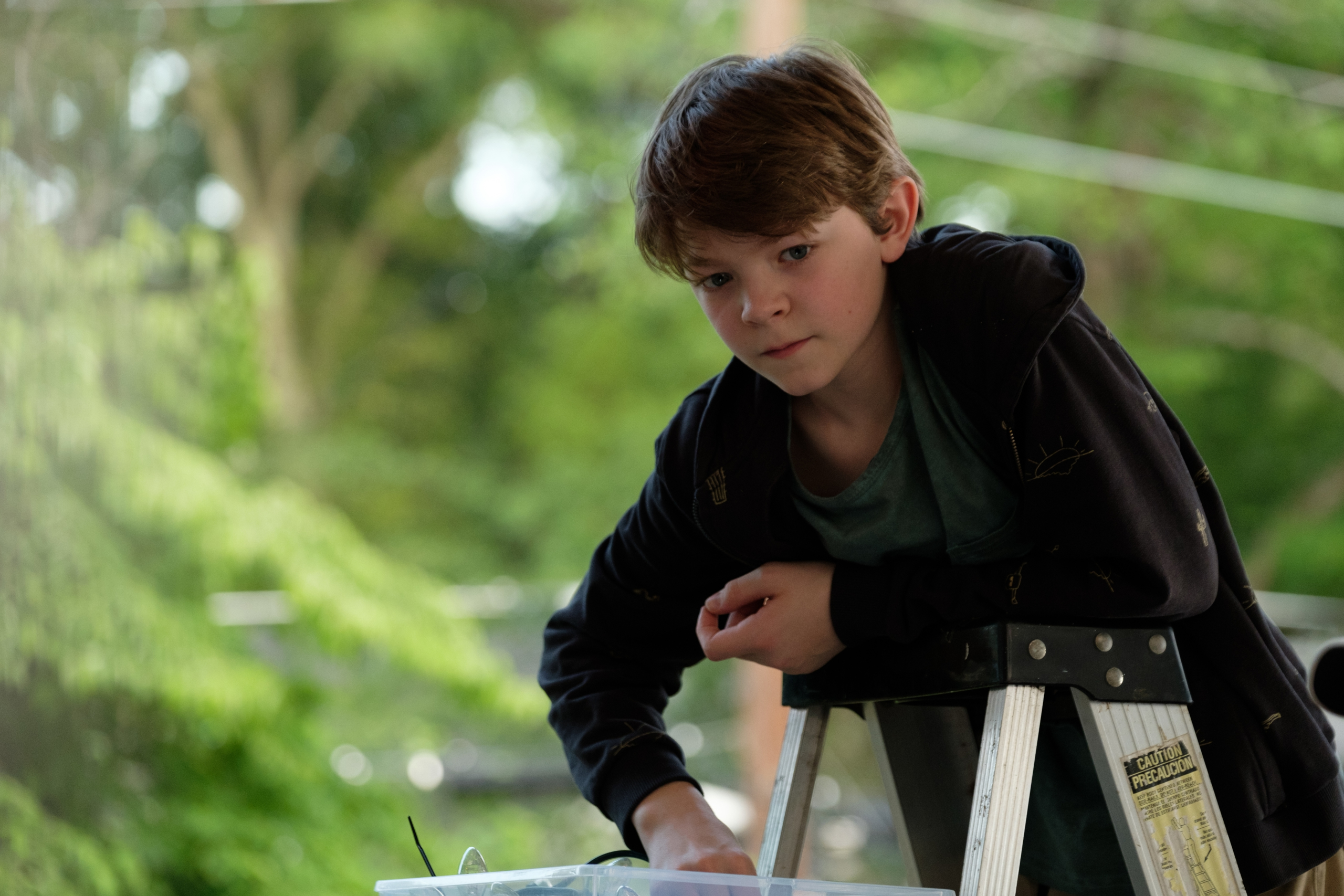 Oakes Fegley intently working in The War With Grandpa HD Wallpaper