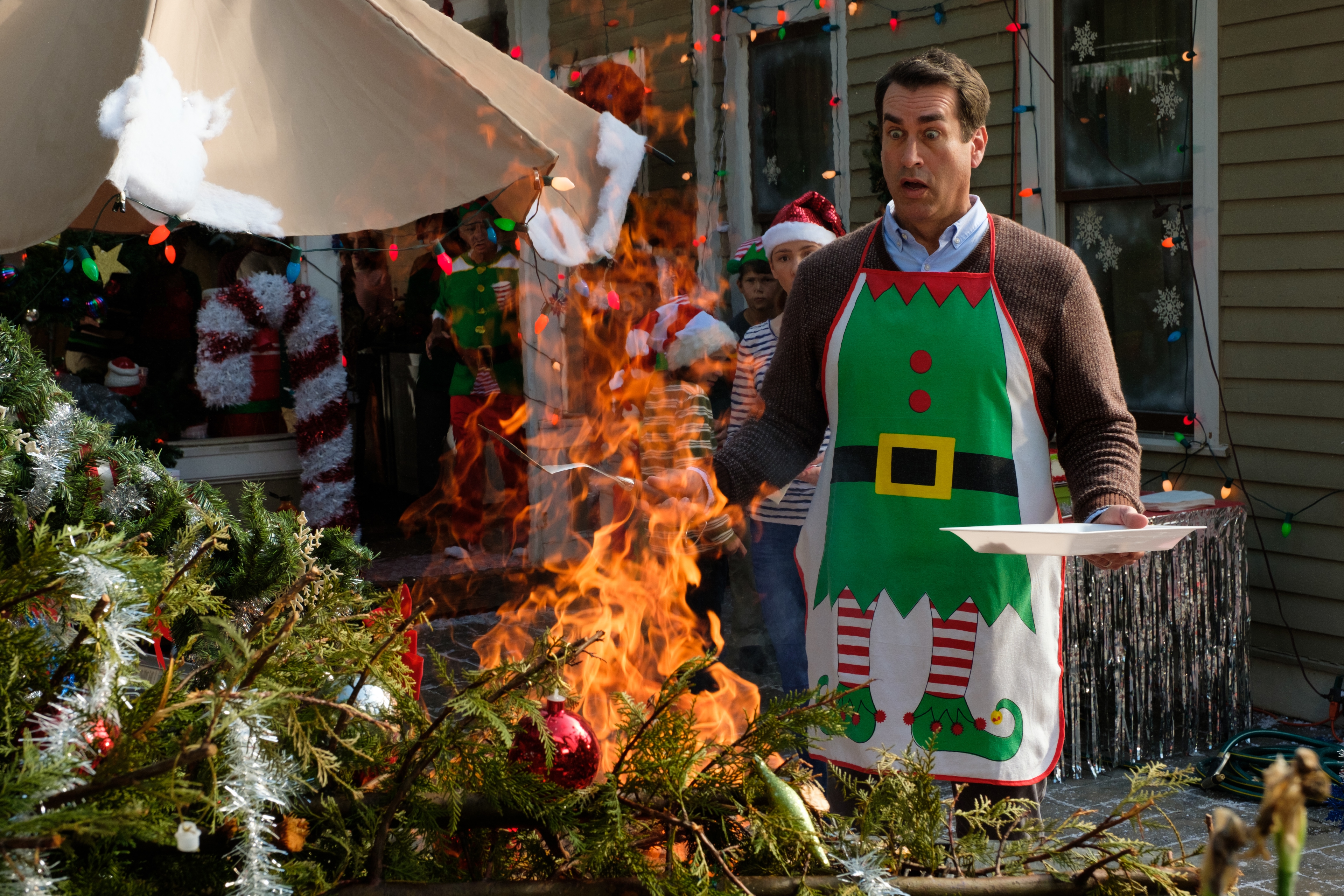Rob Riggle surprised by Christmas fire in The War With Grandpa HD Wallpaper
