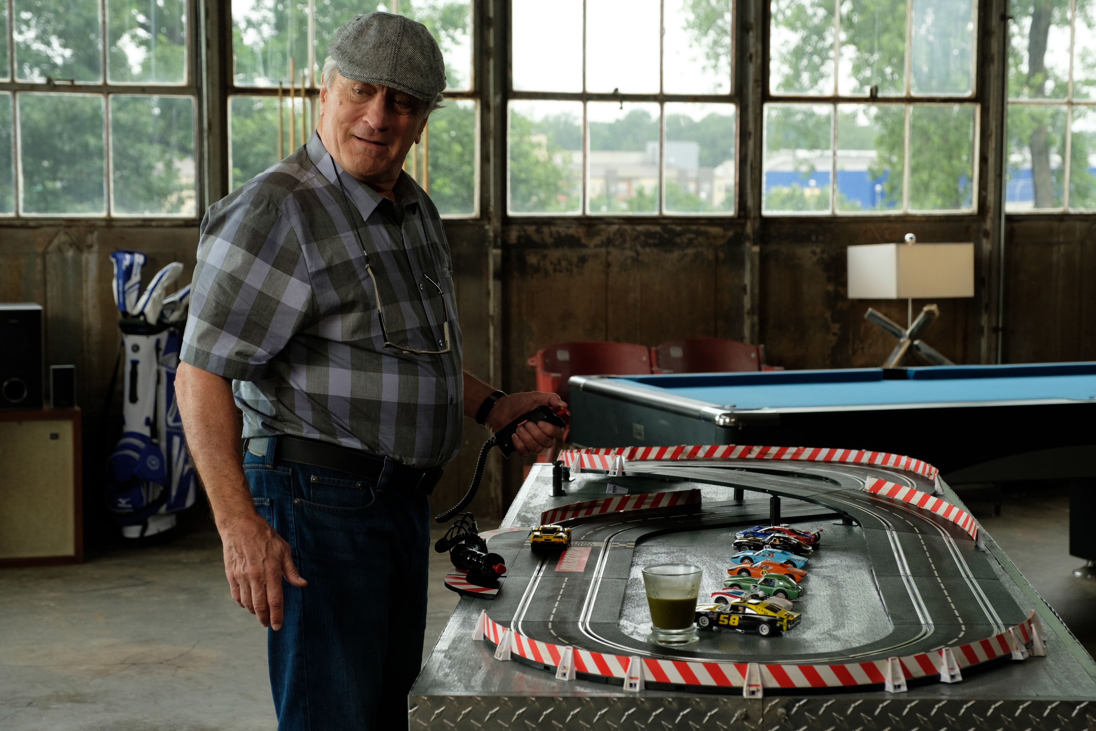Robert De Niro playing slot cars in The War With Grandpa HD Wallpaper