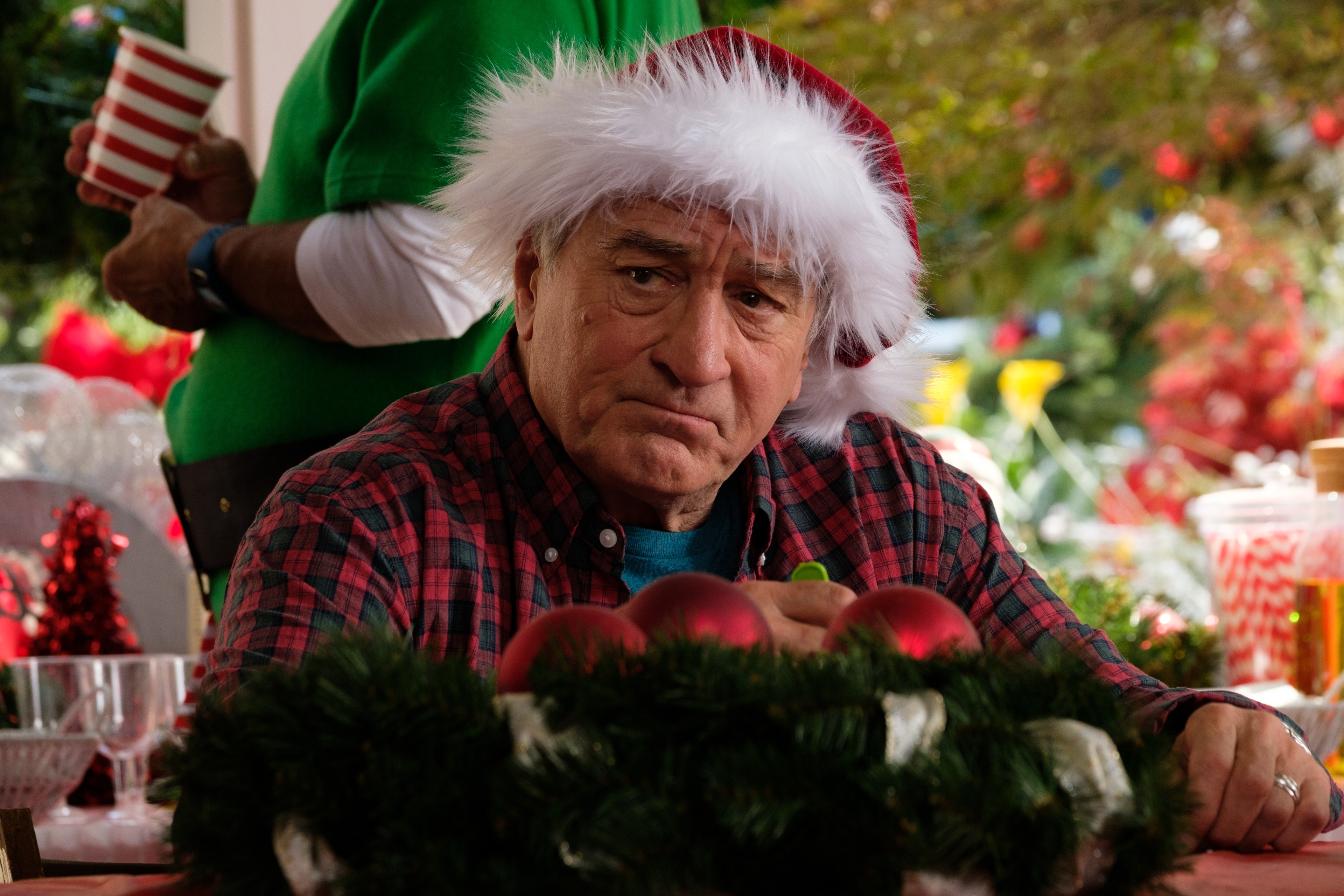 Grumpy Robert De Niro at a Christmas Party HD Wallpaper