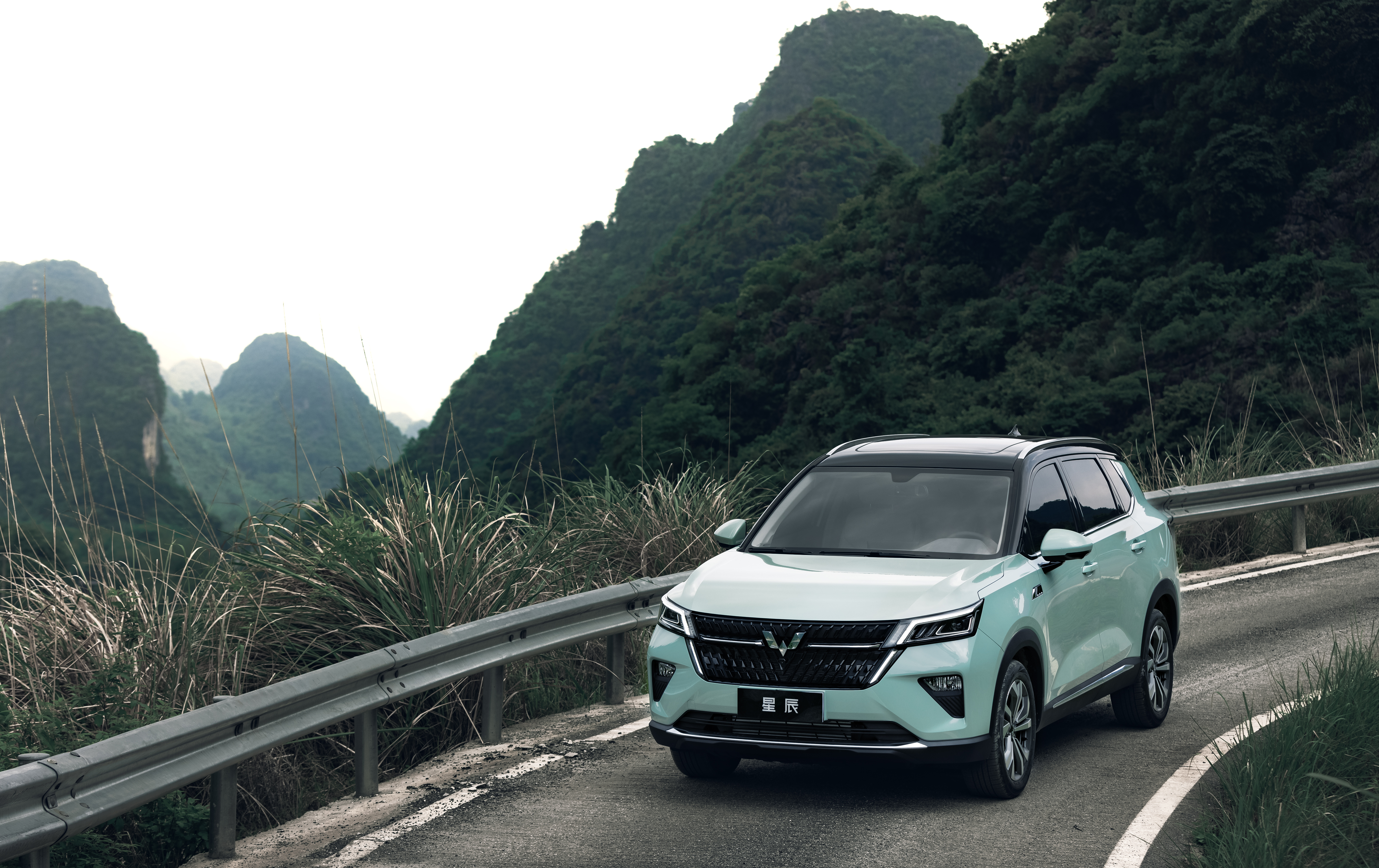 2021 Wuling Xingchen SUV on a winding mountain road HD Wallpaper