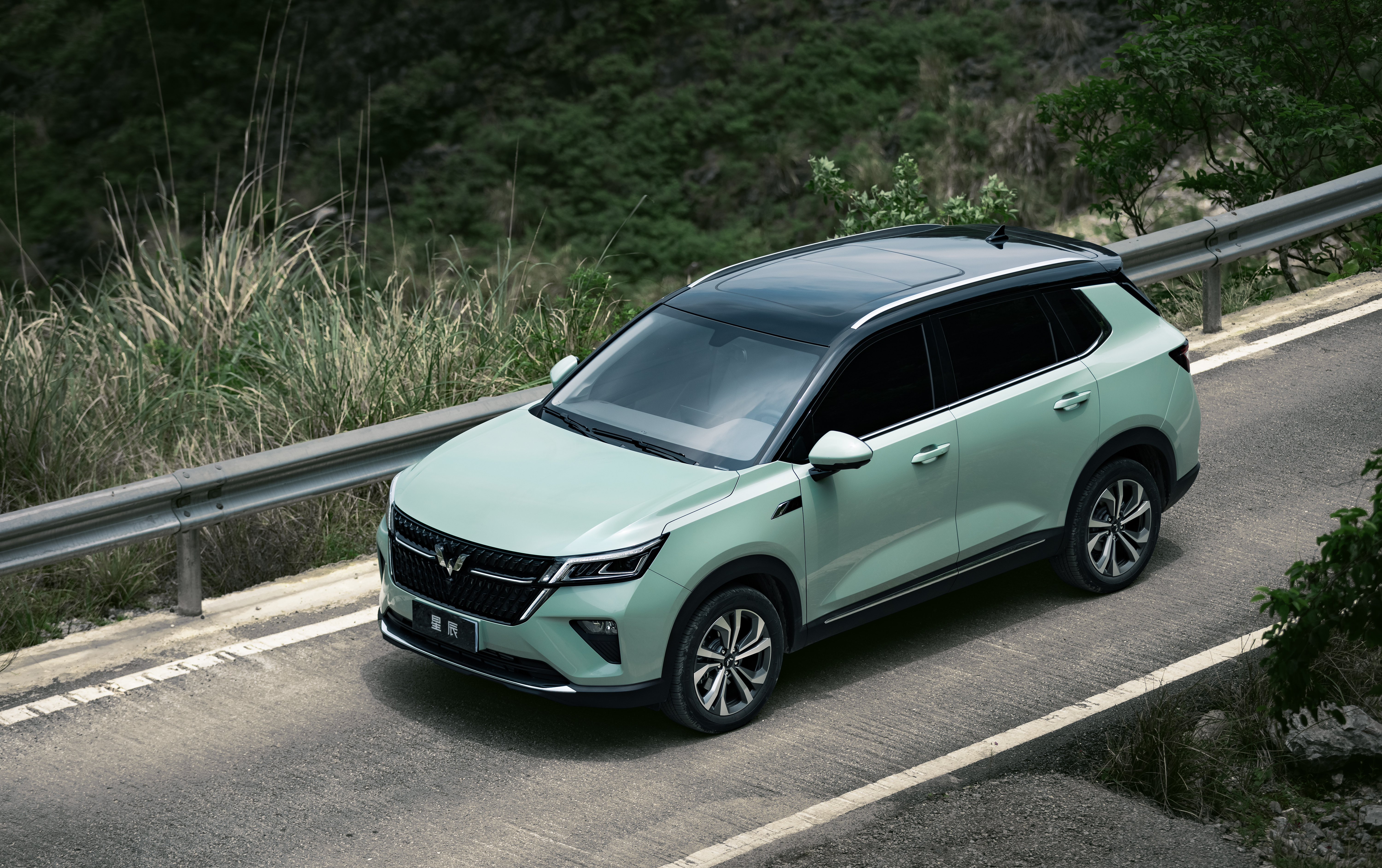 Light Green Wuling Xingchen SUV on a Winding Road HD Wallpaper
