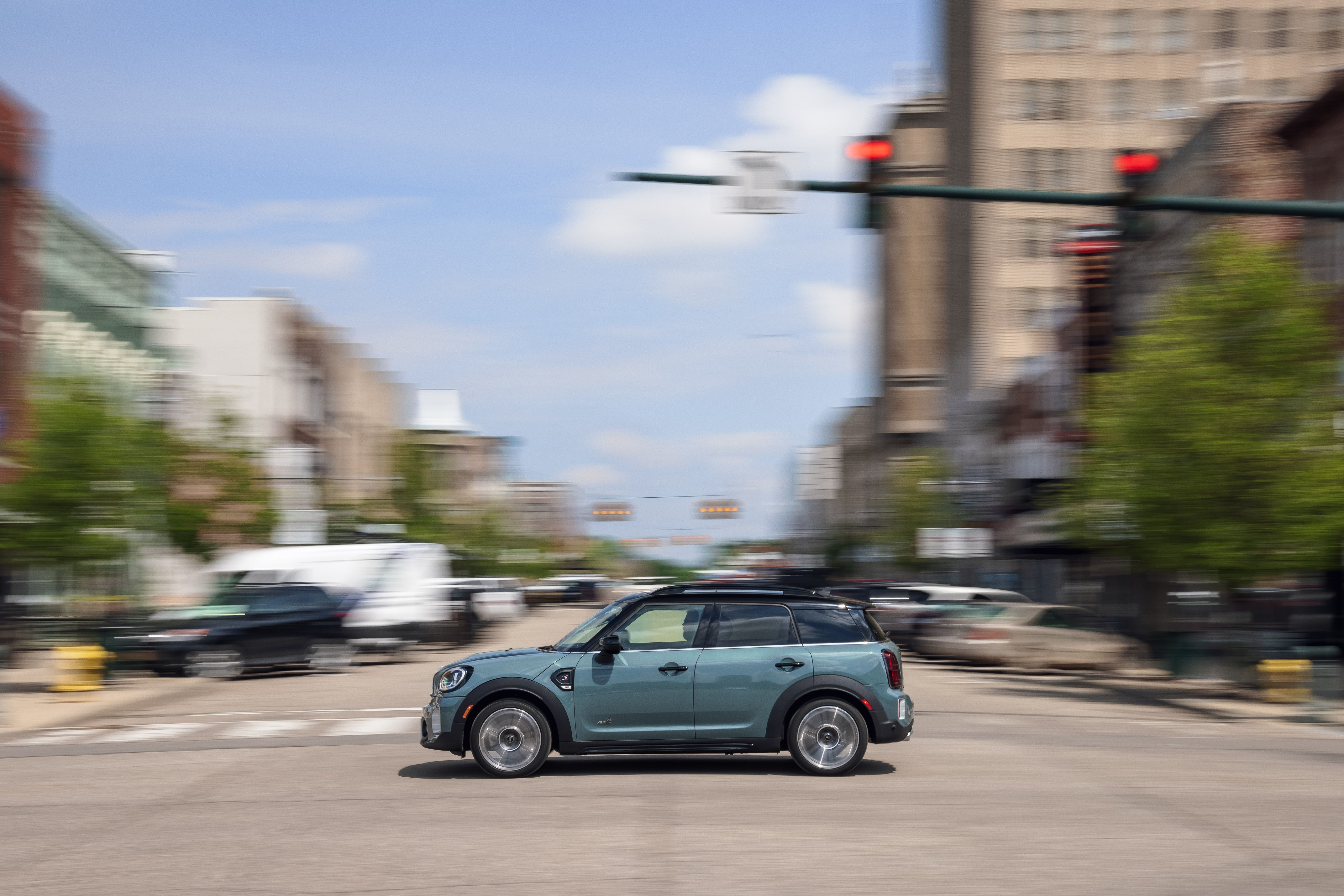 2021 MINI Cooper S Countryman driving with motion blur HD Wallpaper