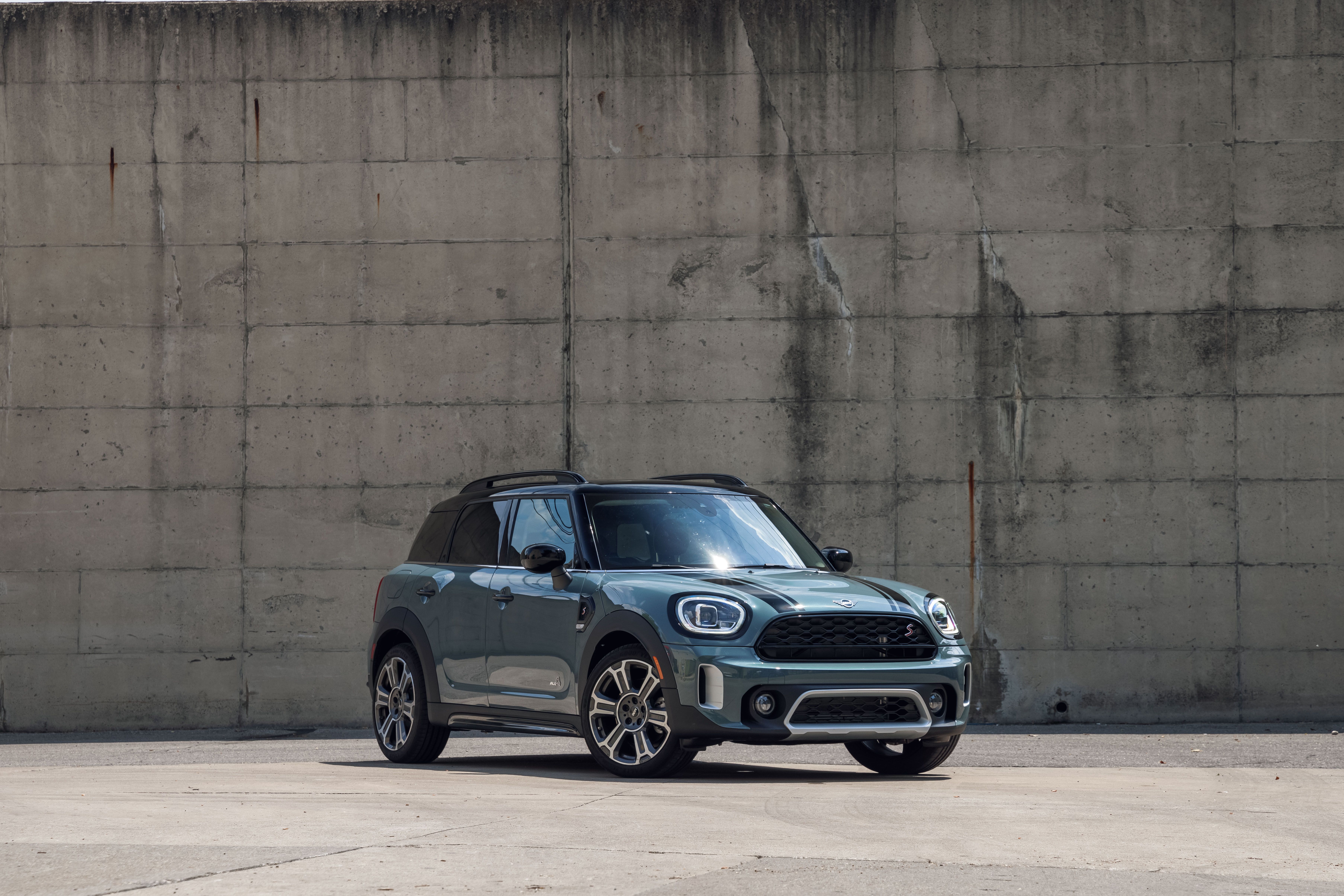 2021 Mini Cooper S Countryman parked by concrete wall HD Wallpaper