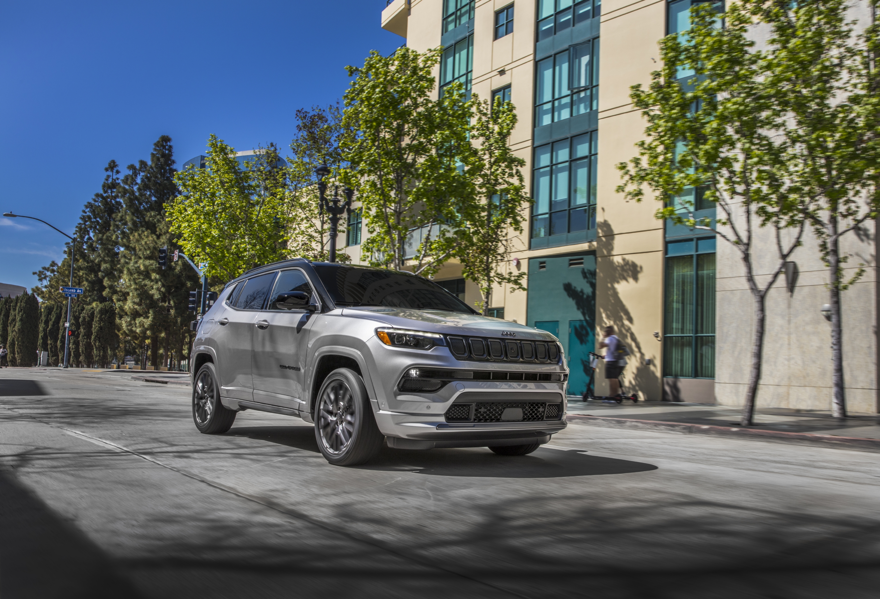 2022 Silver Jeep Compass High Altitude SUV on city street HD Wallpaper