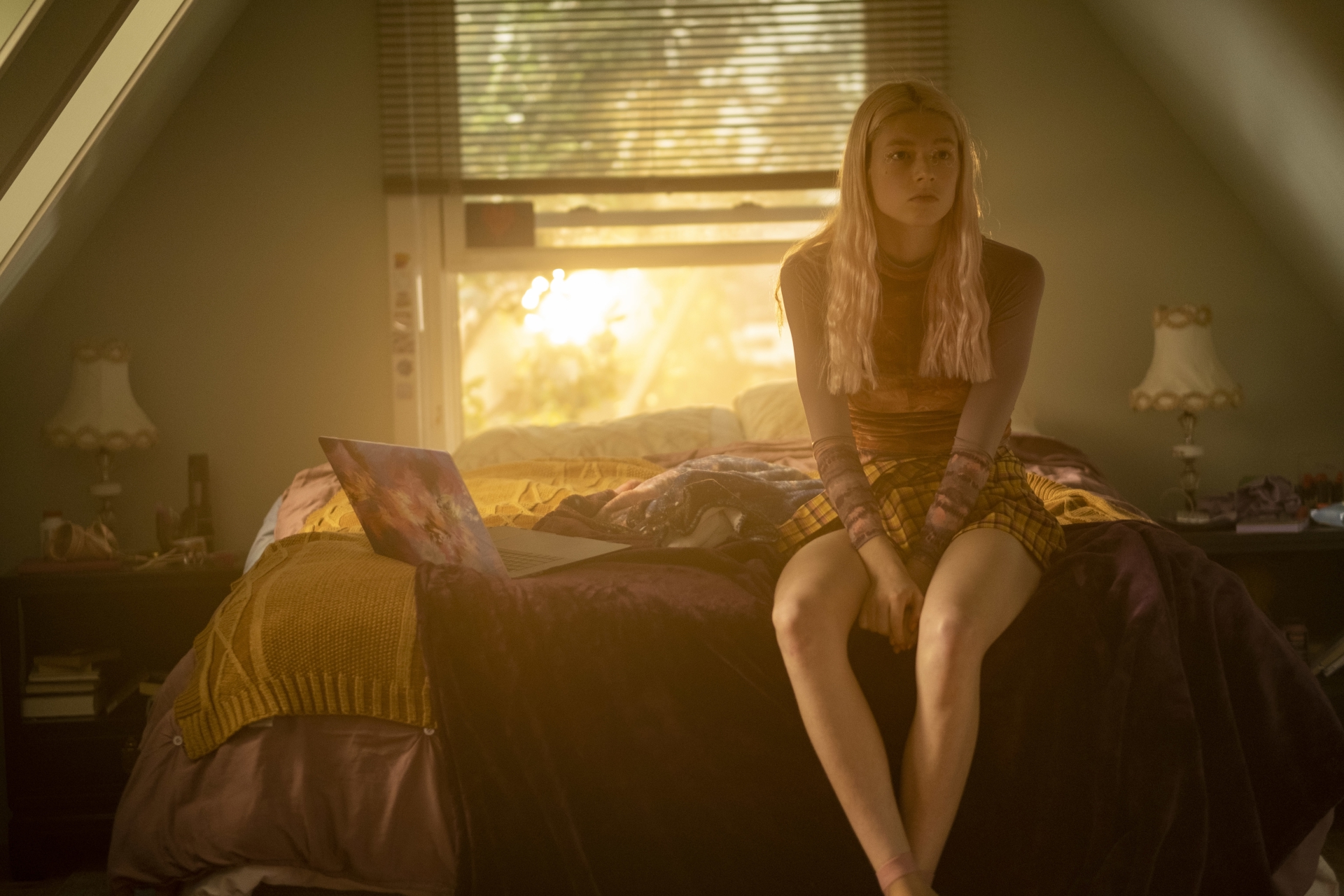 Hunter Schafer as Jules sitting on bed, Euphoria HD Wallpaper