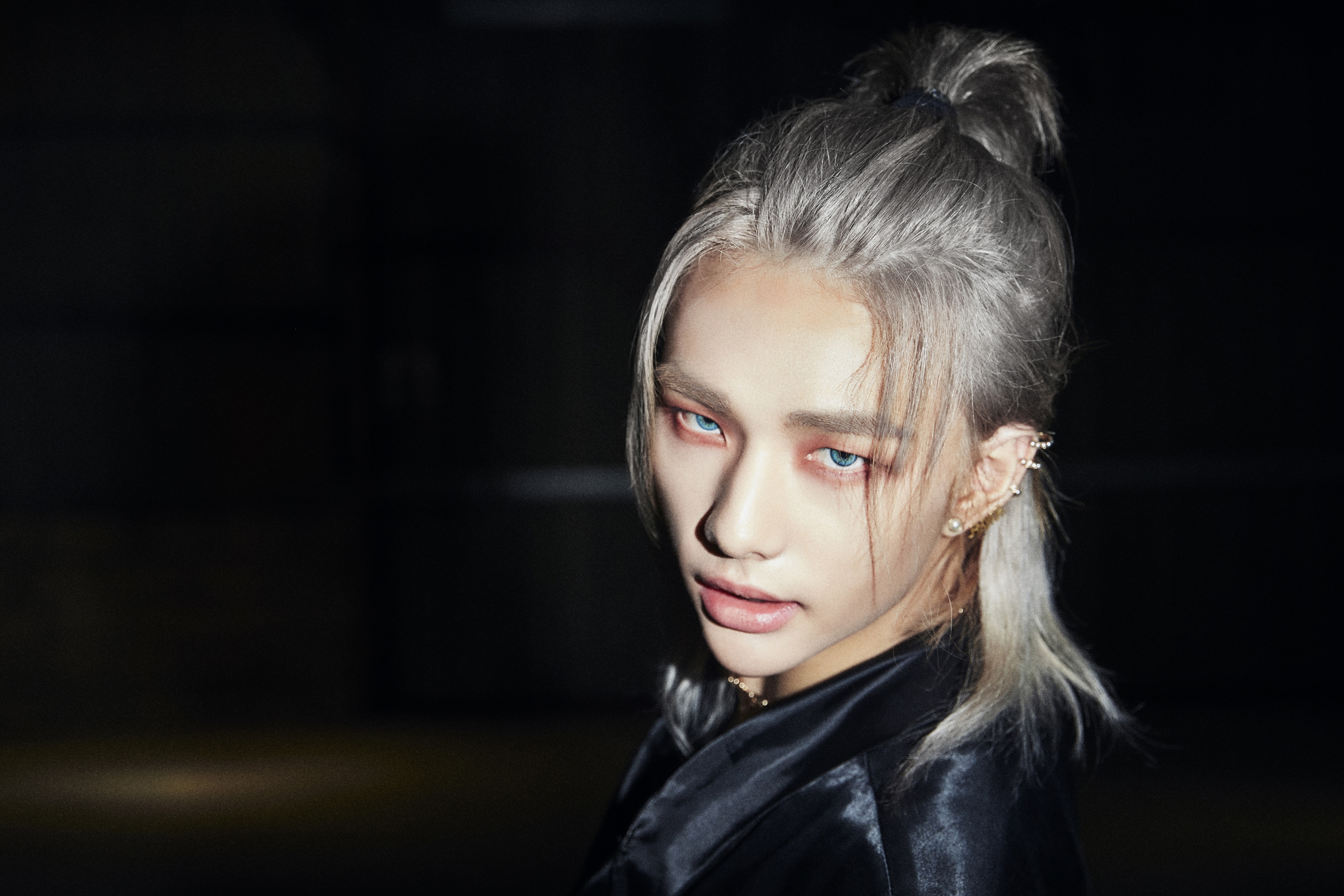 Hyunjin with blue eyes and silver hair HD Wallpaper