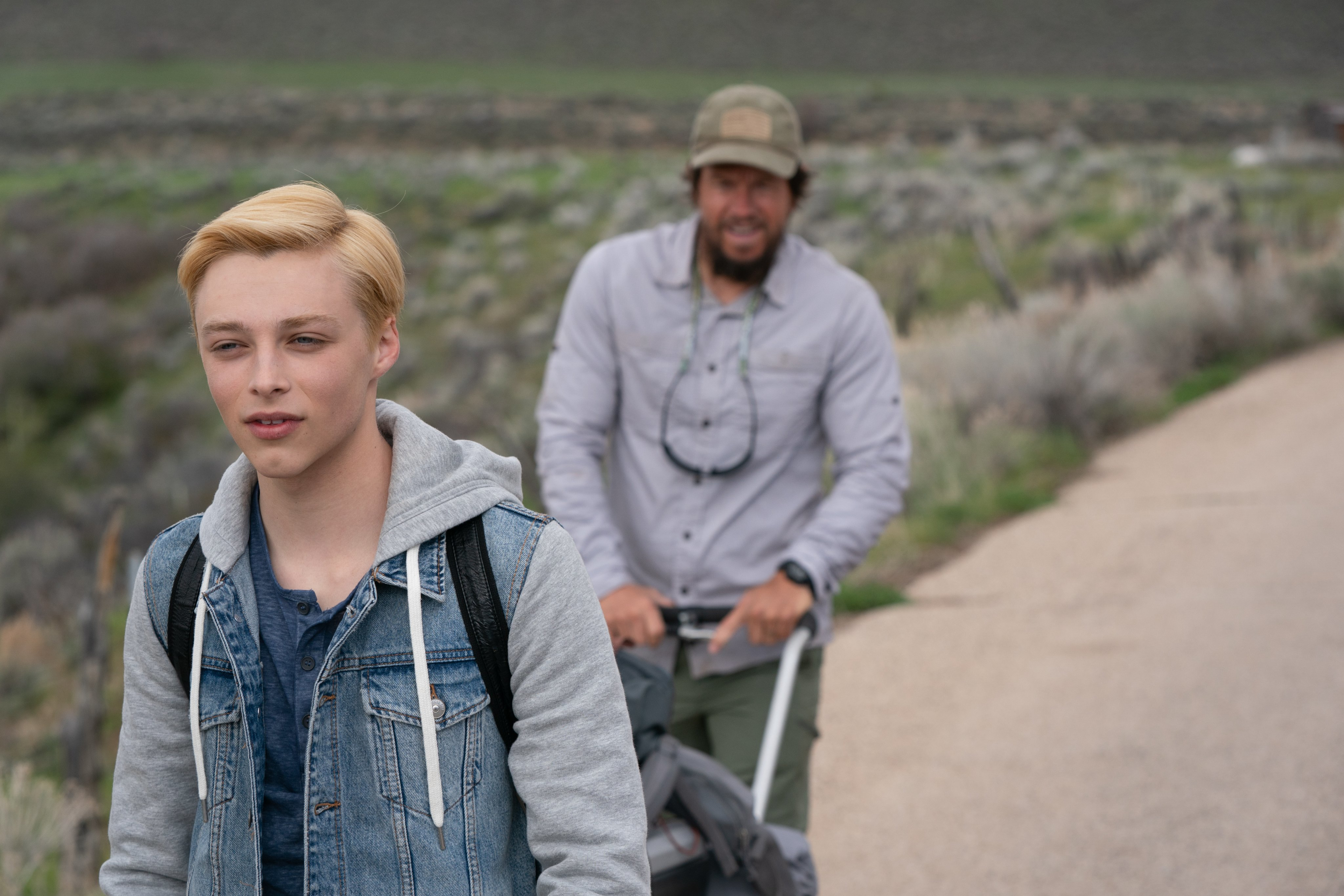 Reid Miller and Mark Wahlberg in Joe Bell HD Wallpaper