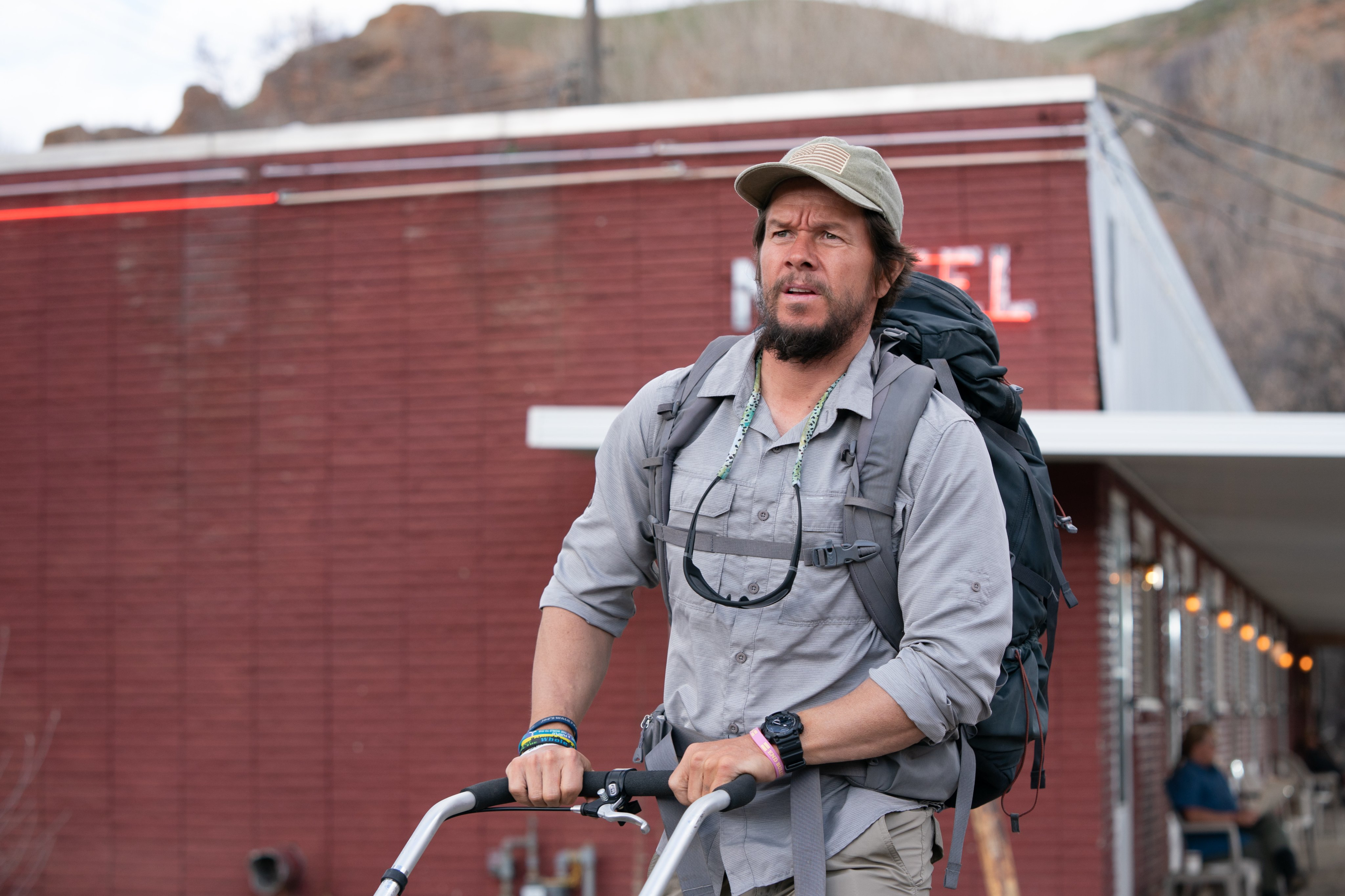Mark Wahlberg in Joe Bell with a backpack HD Wallpaper