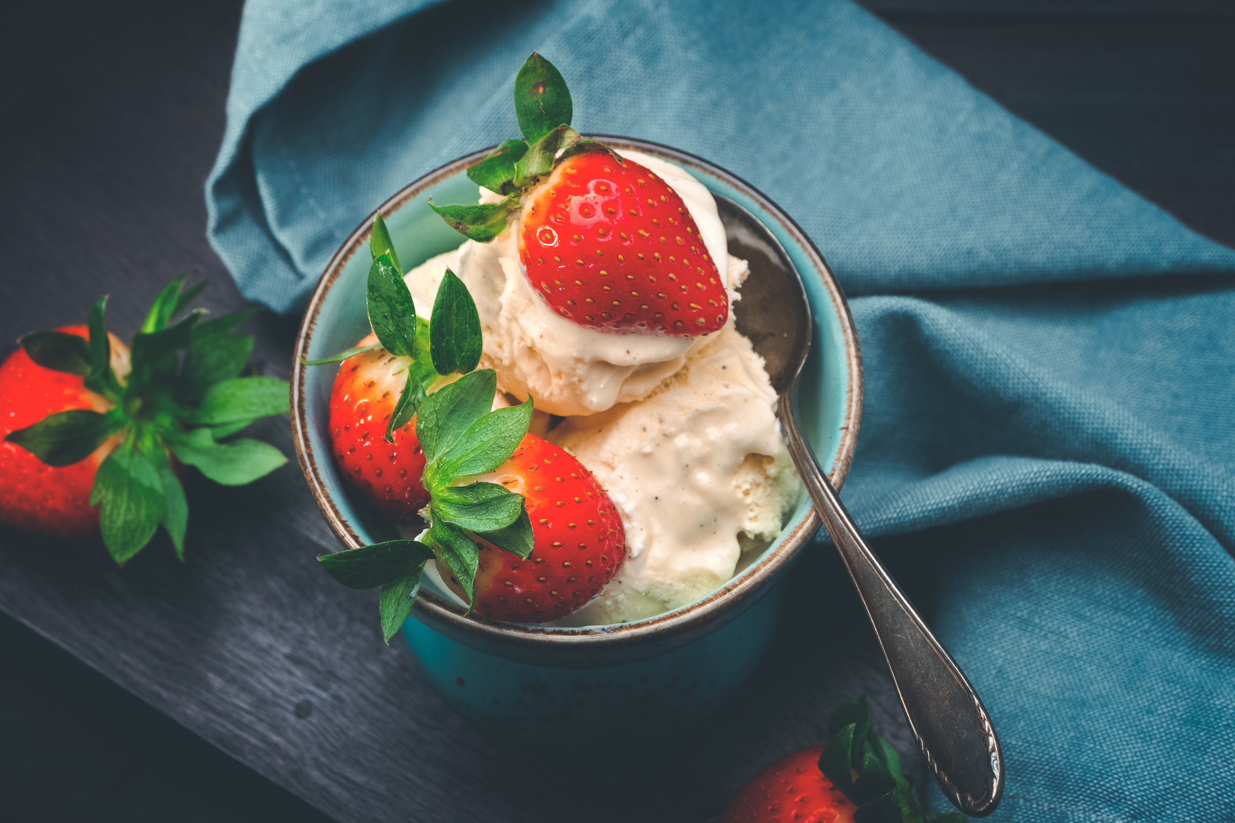 Vanilla ice cream with strawberries in a bowl HD Wallpaper