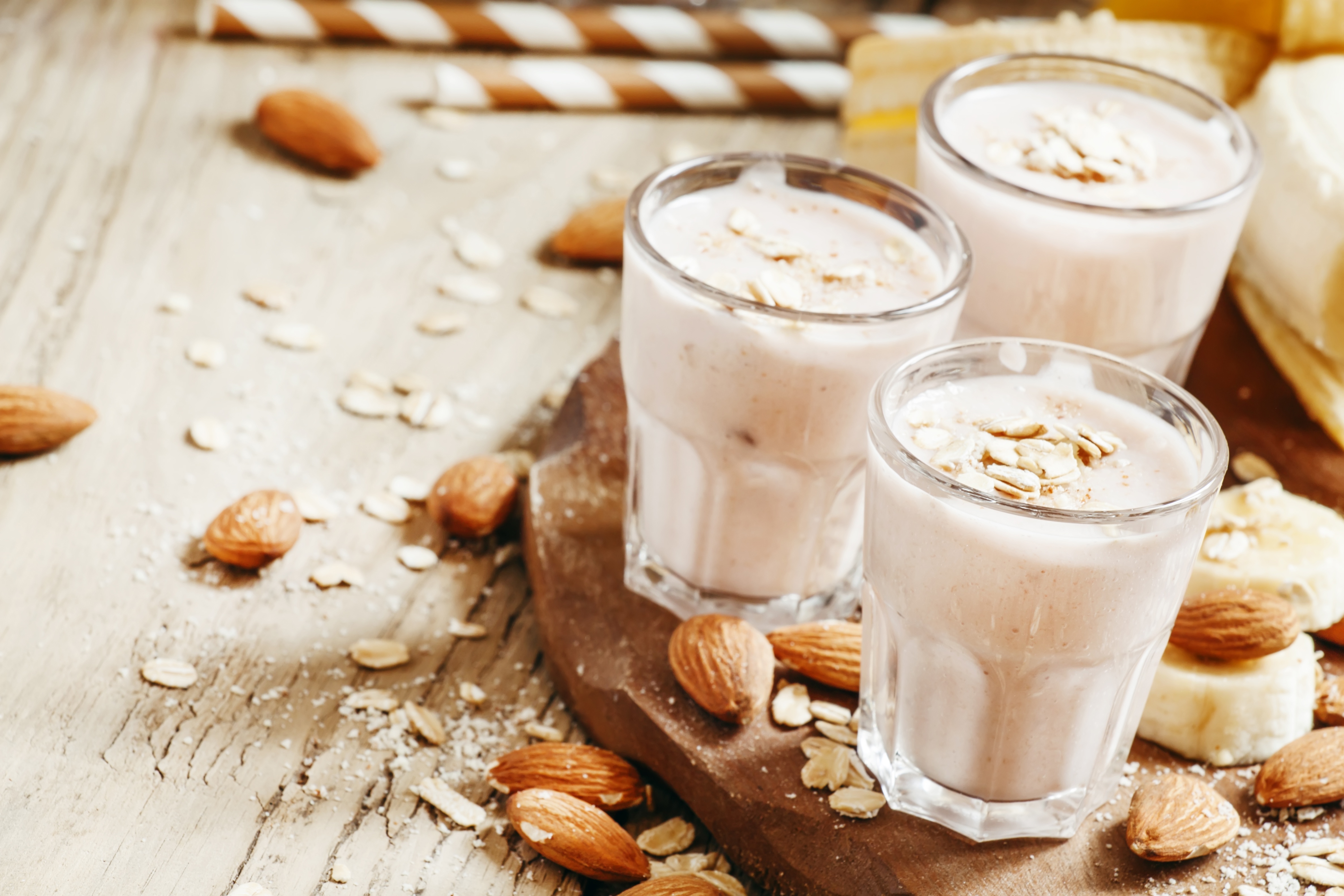 Almond and oat yogurt smoothies with almonds and bananas HD Wallpaper