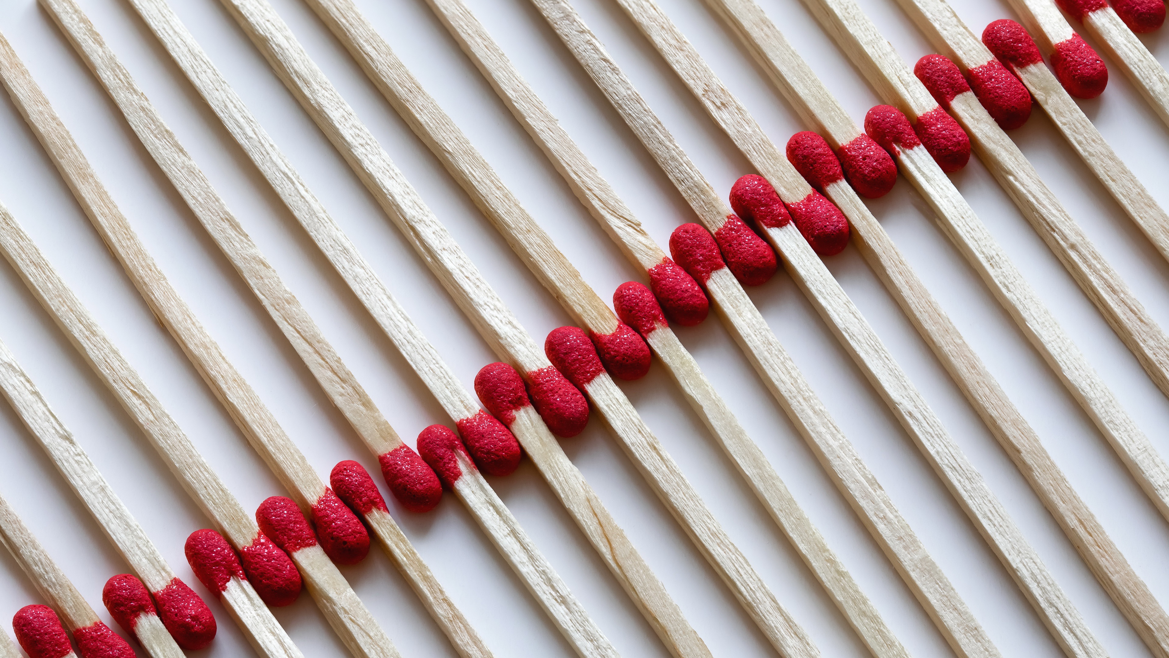 Diagonal arrangement of red-tipped matches HD Wallpaper