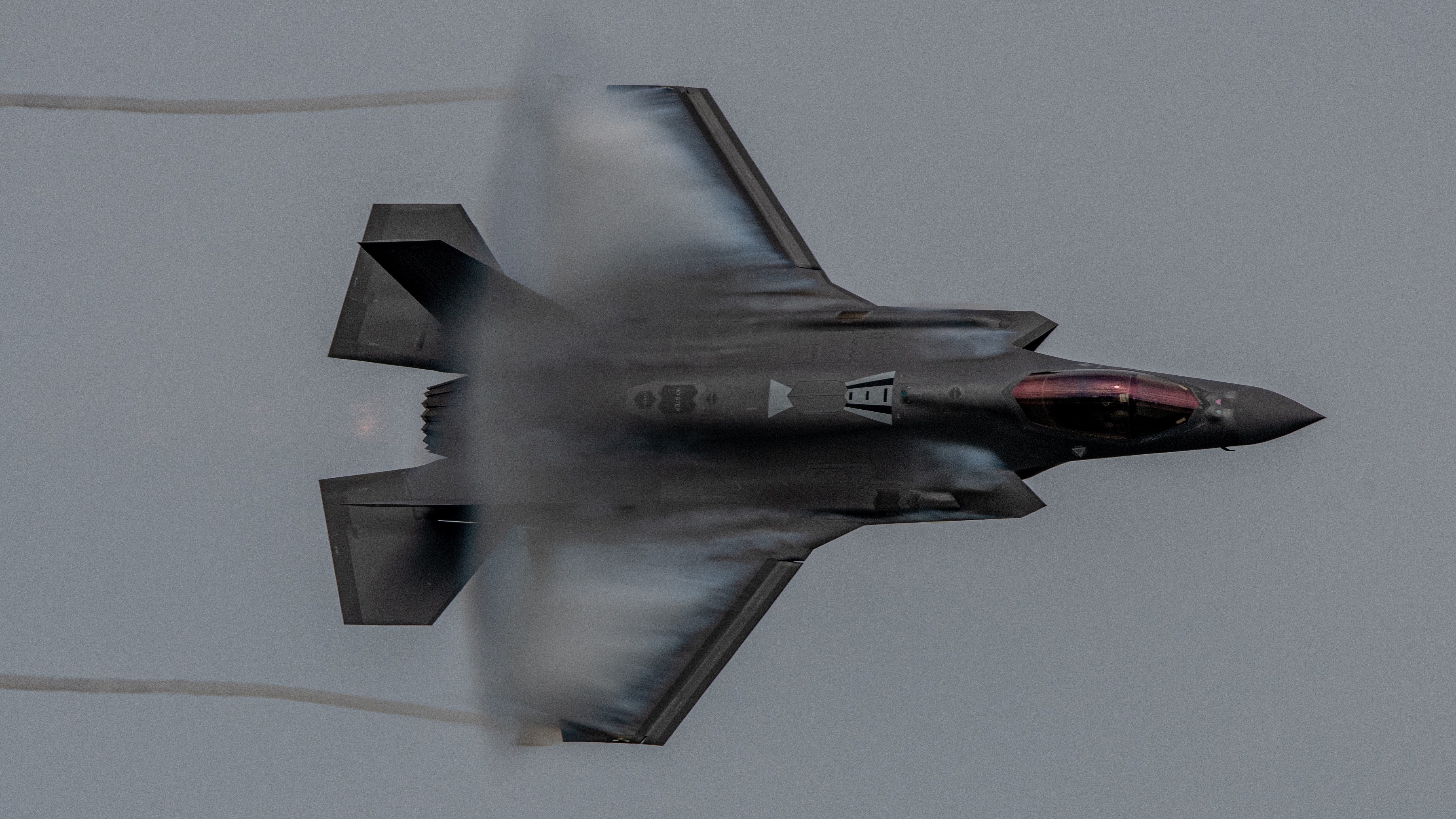 Lockheed Martin F-35 Lightning II jet fighter in flight HD Wallpaper
