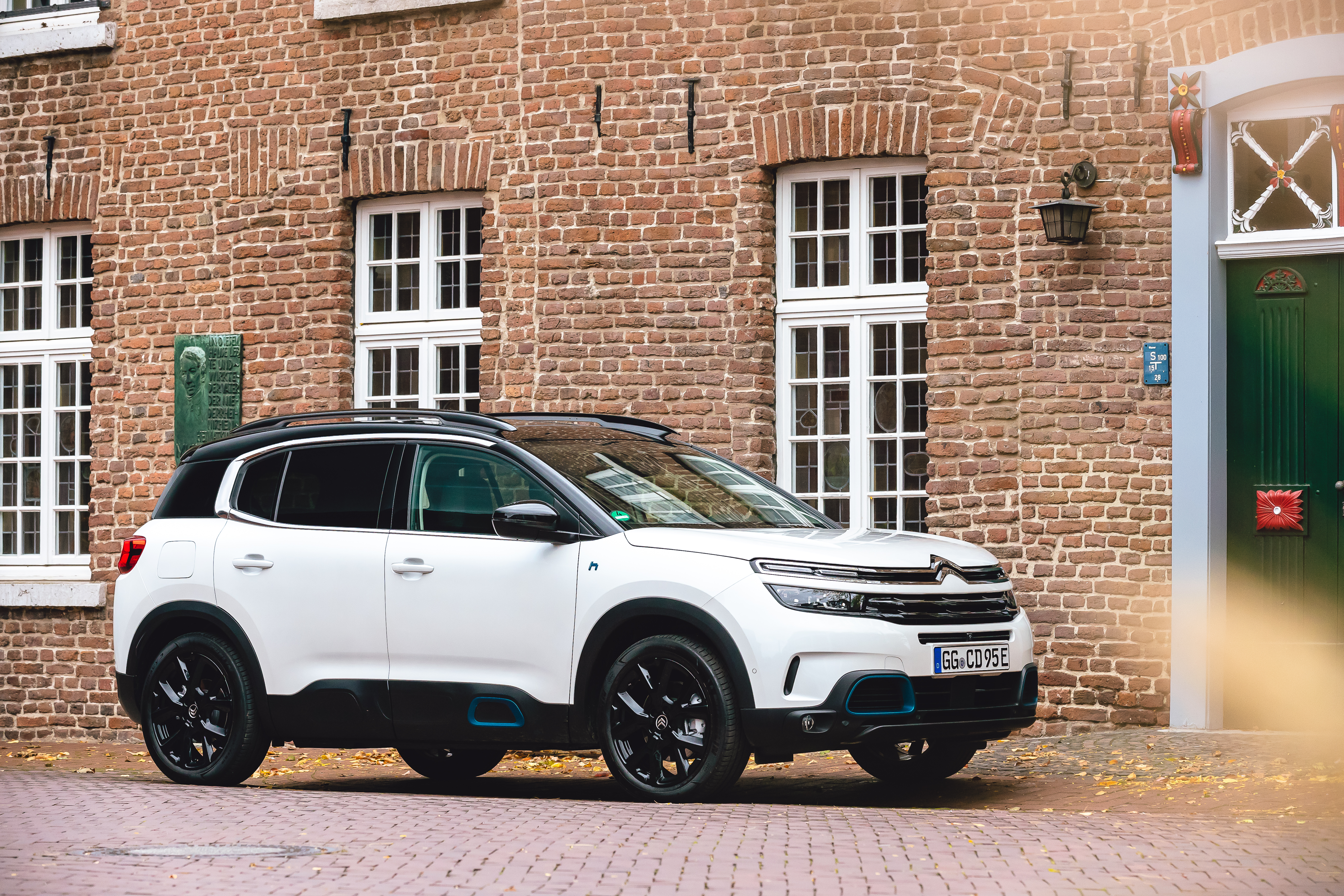 White Citroën C5 Aircross SUV Hybrid parked by brick building HD Wallpaper