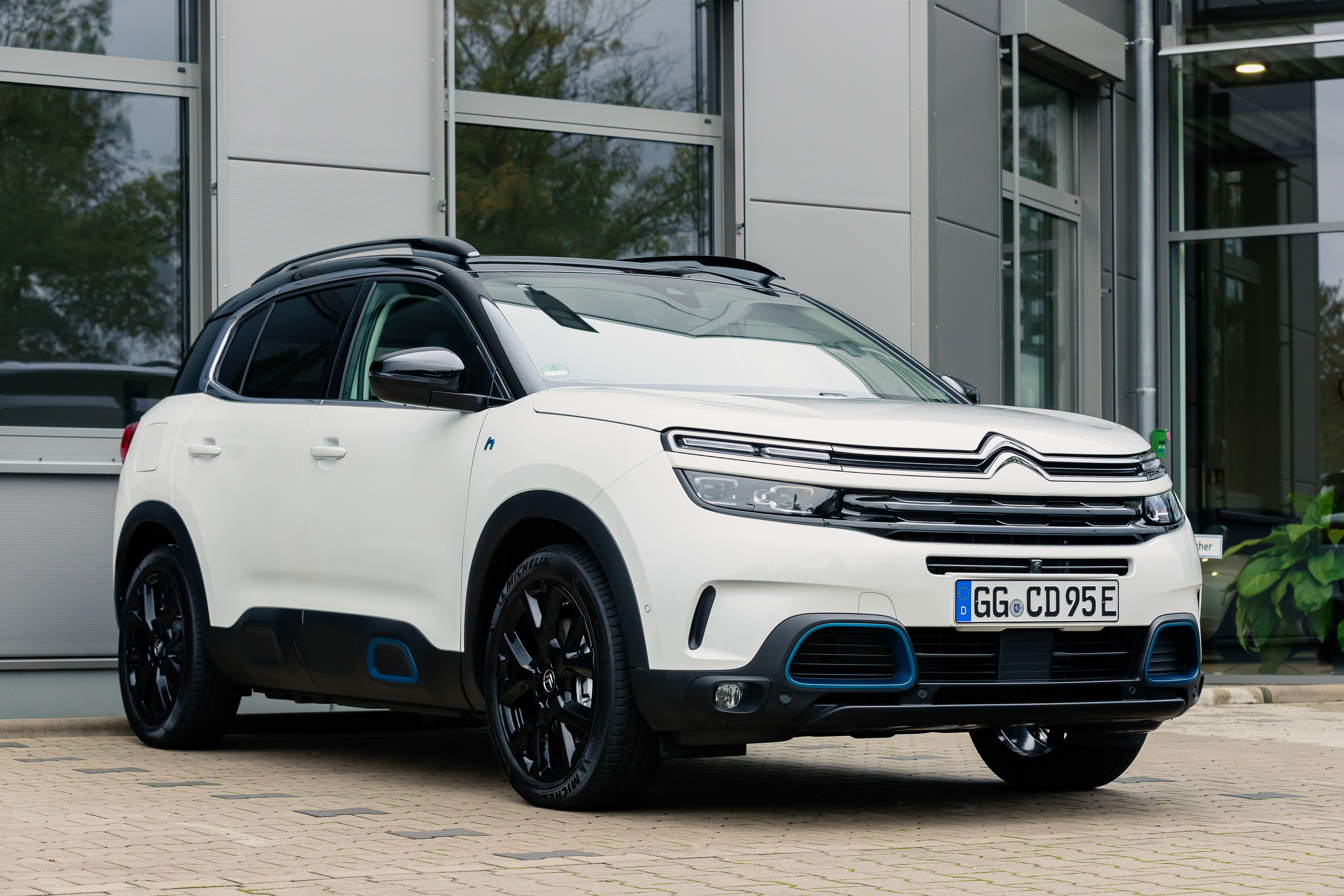 White Citroën C5 Aircross SUV Hybrid parked outside building HD Wallpaper
